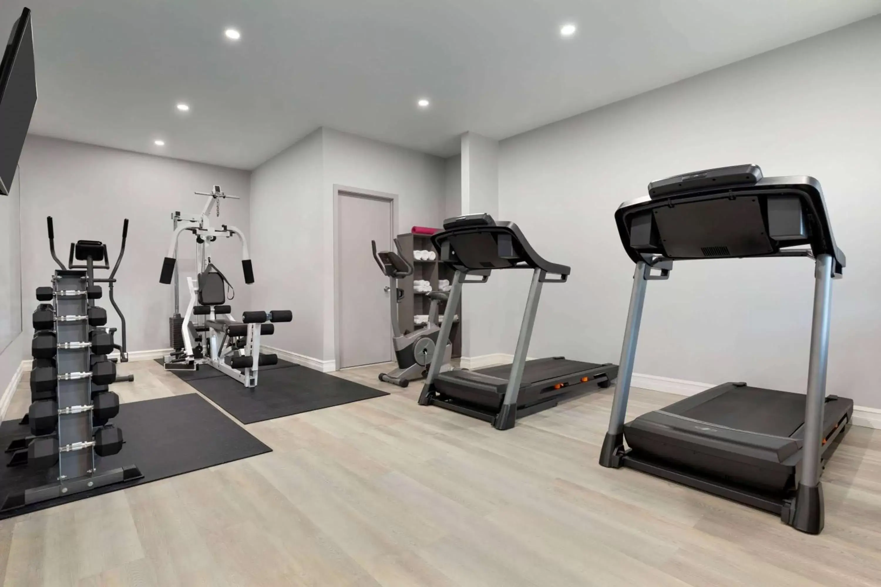 Fitness centre/facilities, Fitness Center/Facilities in Super 8 by Wyndham Windsor/Dougall
