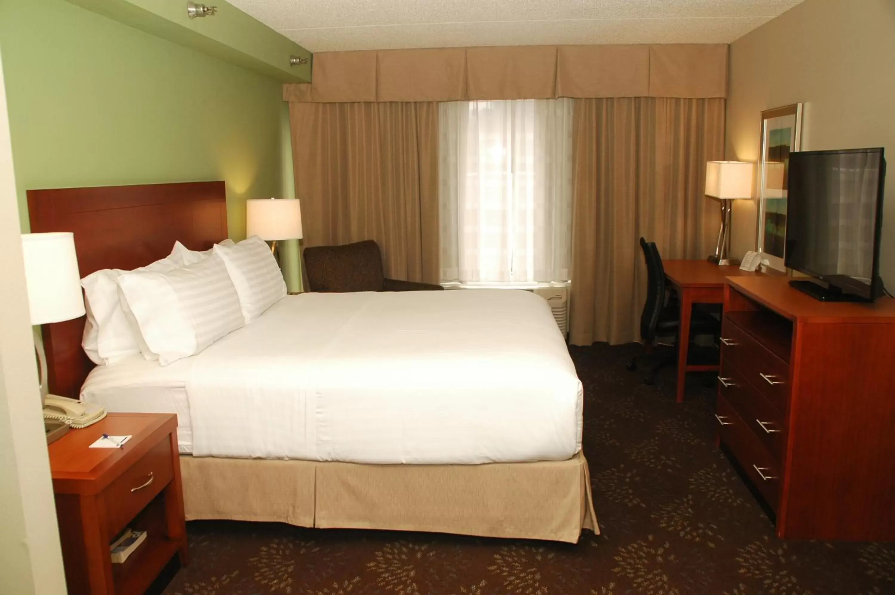 Photo of the whole room, Bed in Holiday Inn Express Birmingham Irondale East, an IHG Hotel