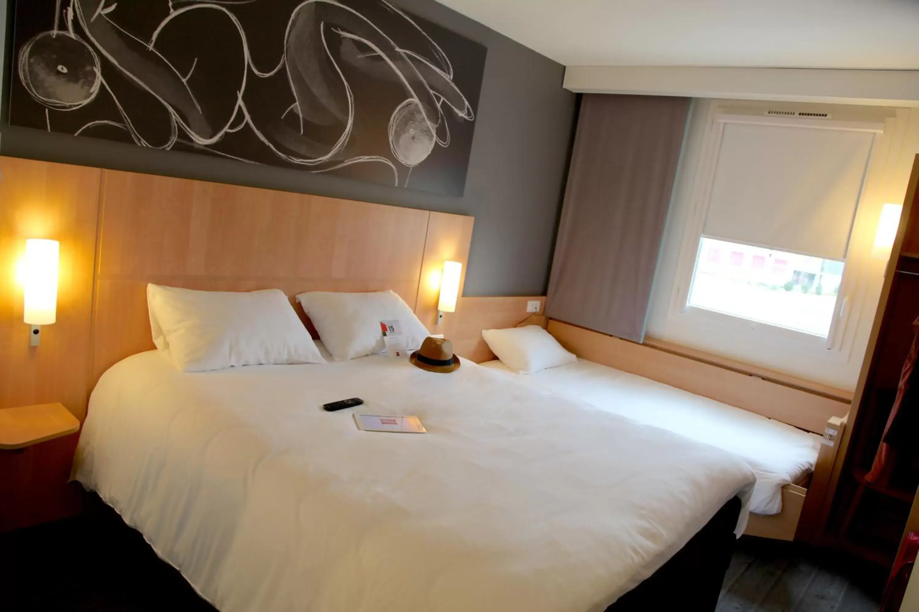 Staff, Bed in ibis Les Herbiers