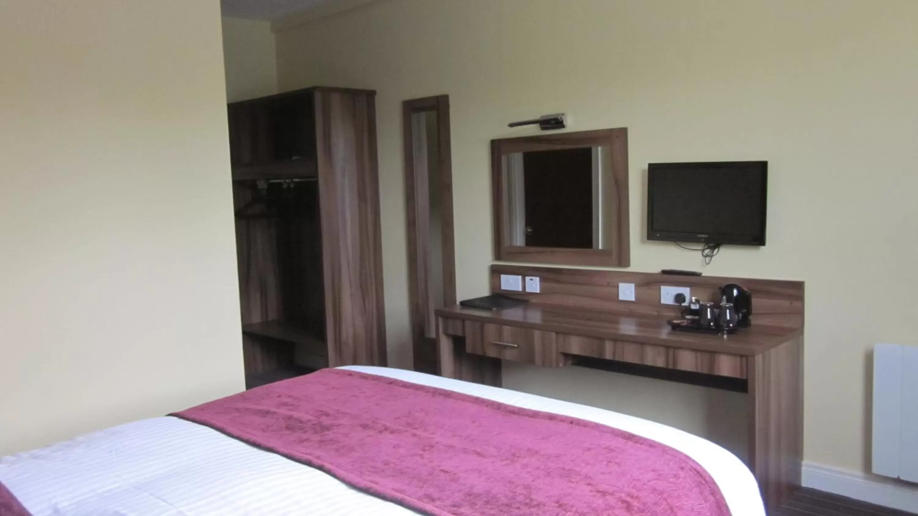 Bed, TV/Entertainment Center in Mourne Country Hotel