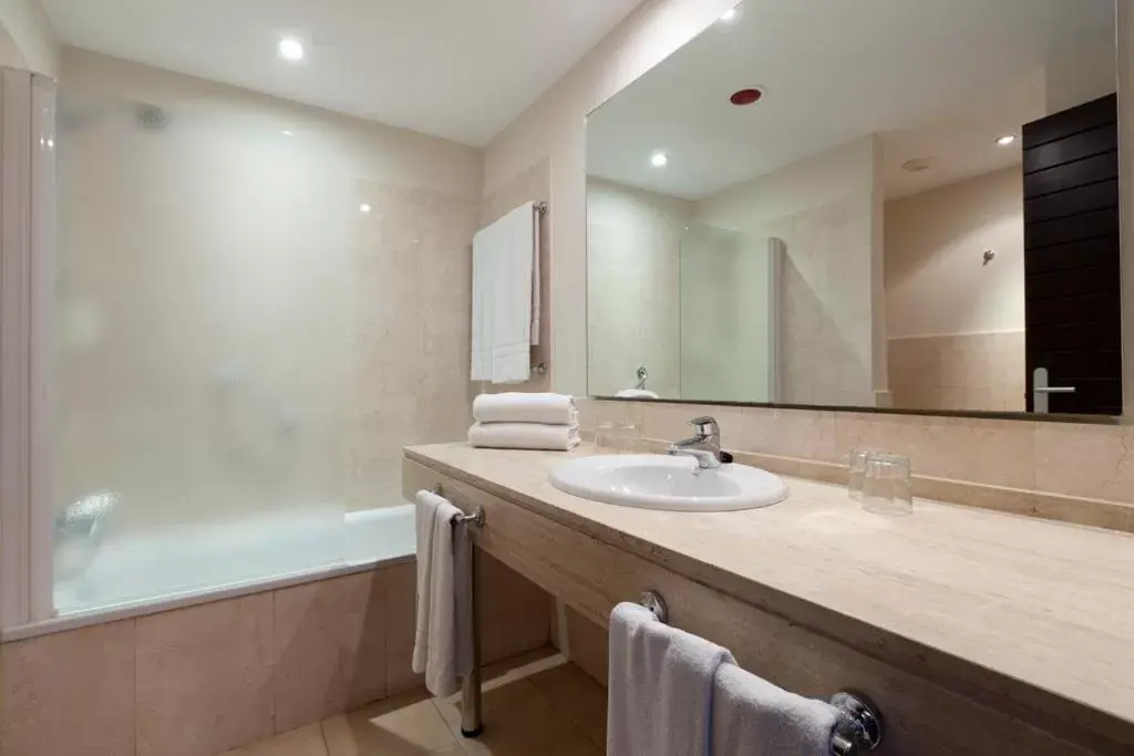 Bathroom in Impressive Playa Granada Golf