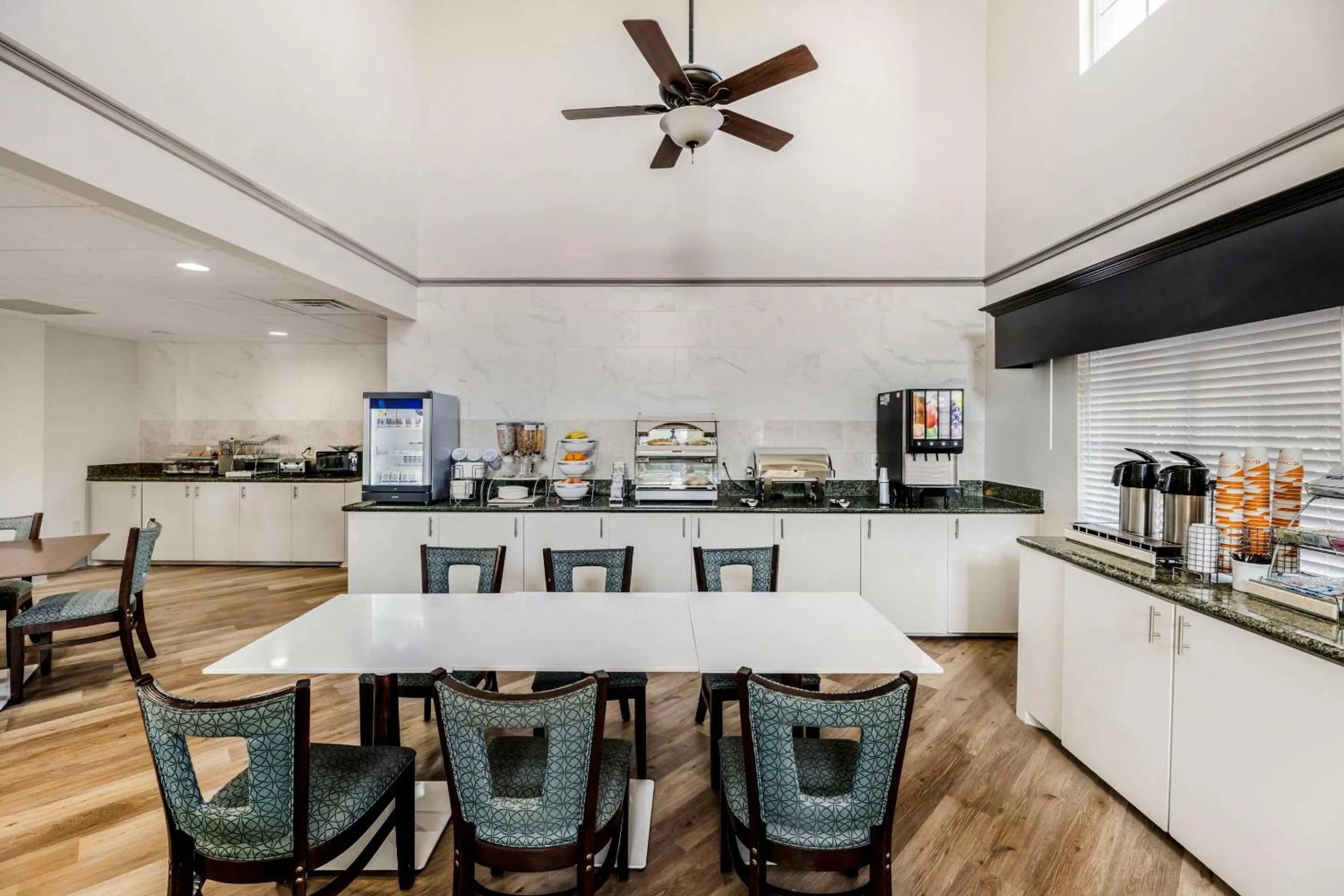 Breakfast in Comfort Inn & Suites