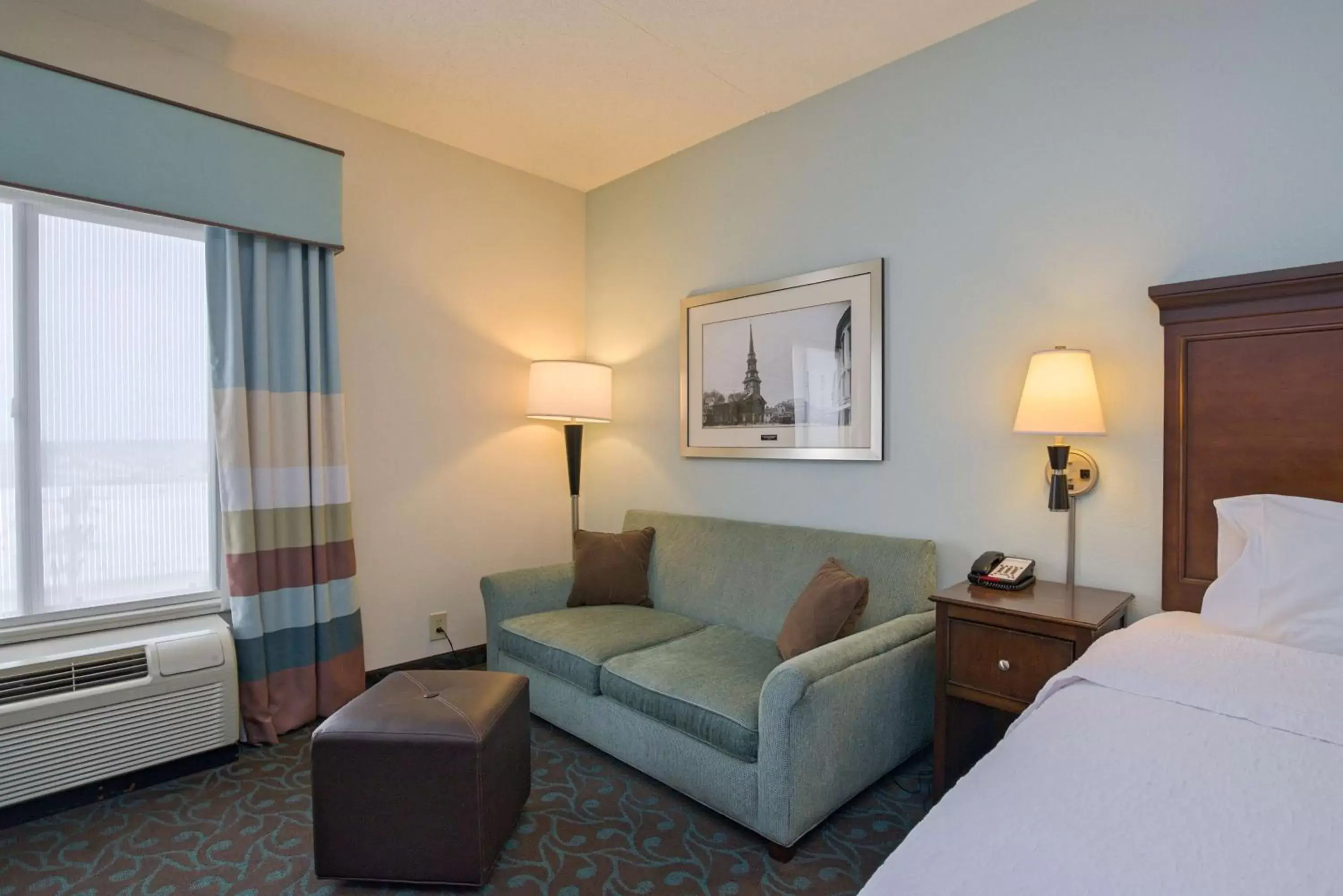 Bedroom, Seating Area in Hampton Inn Portsmouth Central