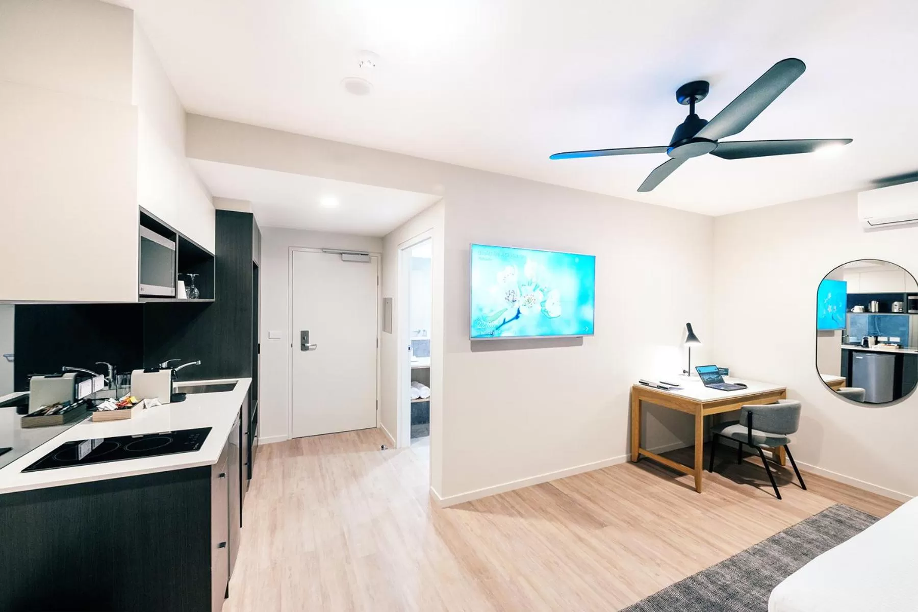 Kitchen or kitchenette, Bed in Quality Hotel City Centre