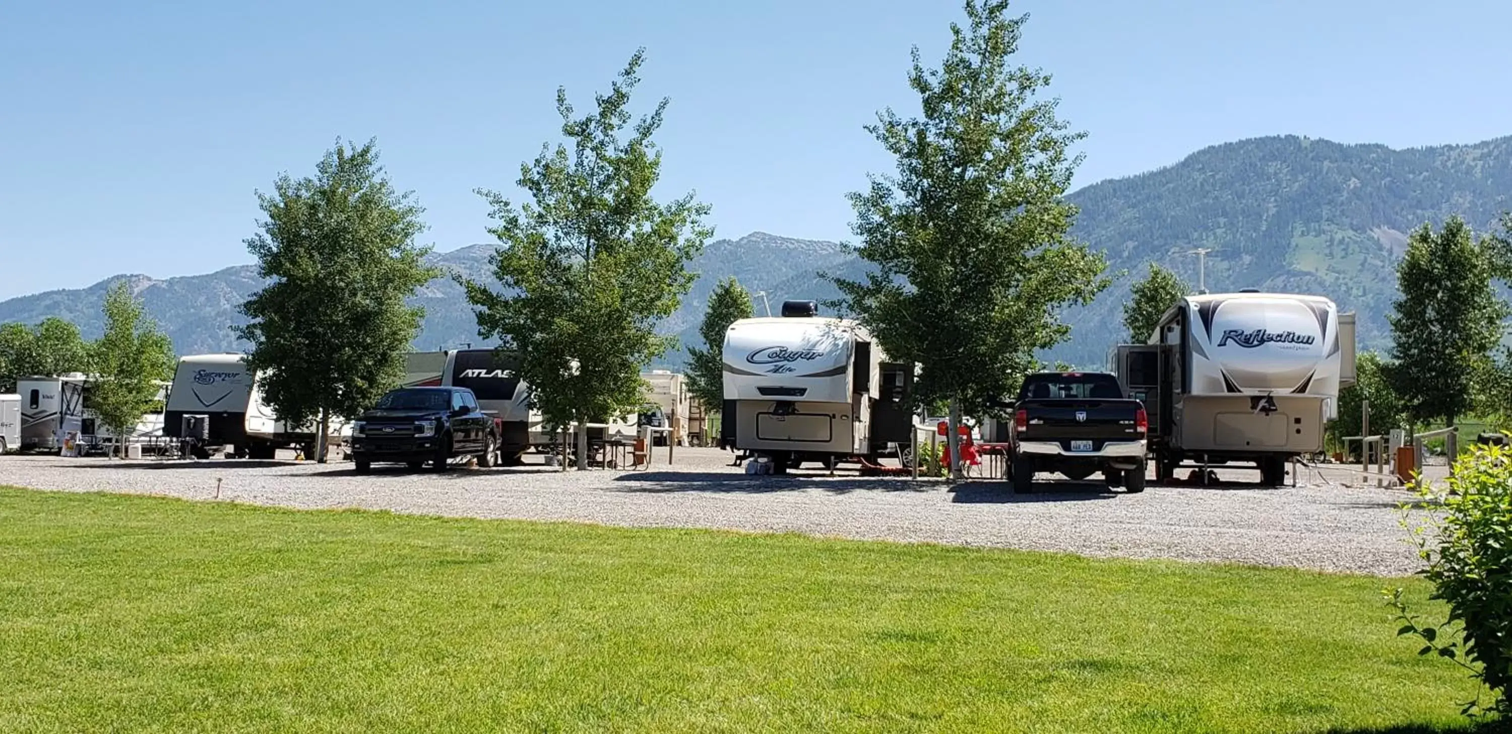 Area and facilities in Wolf Den Log Cabin Motel and RV Park