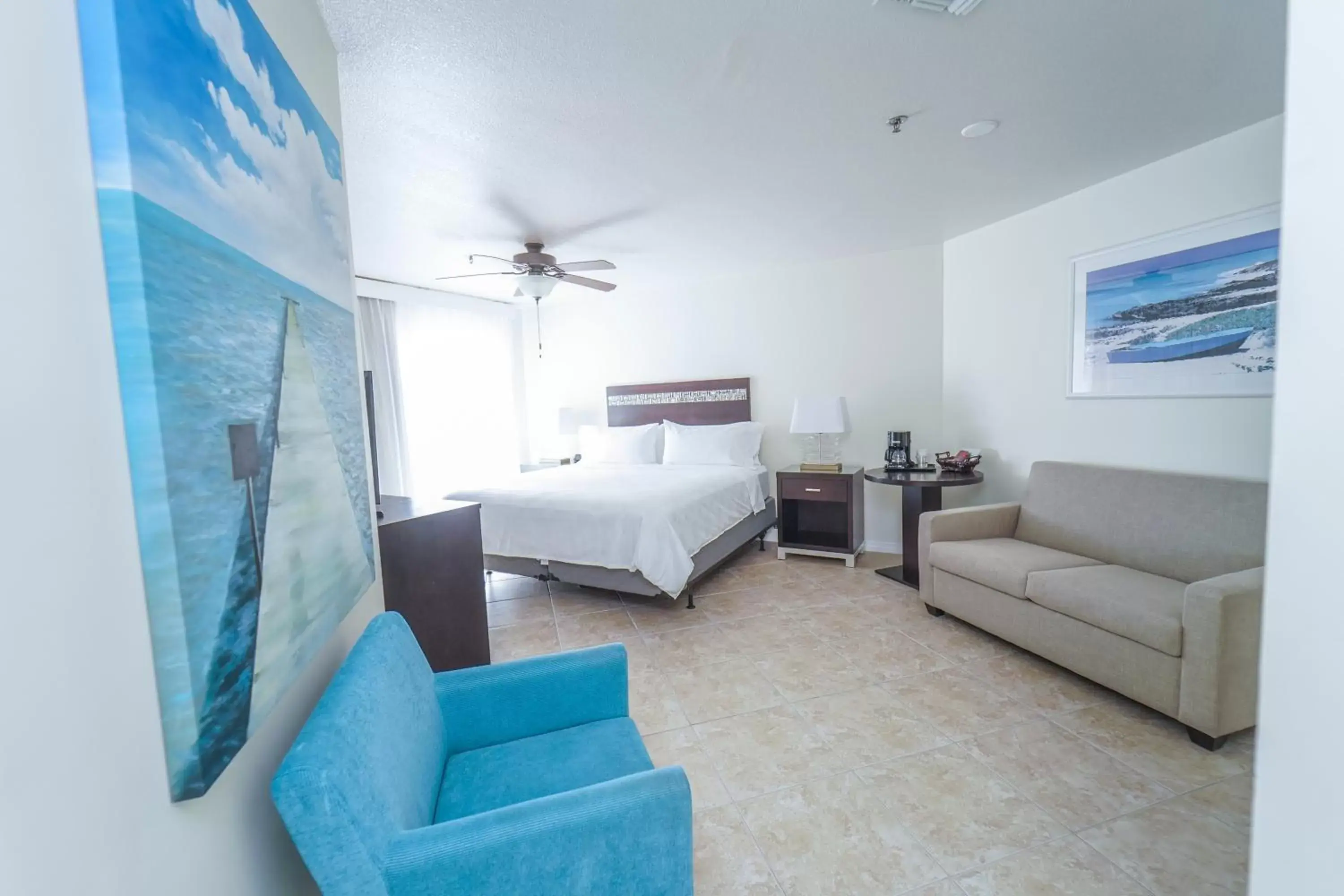 Bedroom, Seating Area in Holiday Inn Resort Grand Cayman, an IHG Hotel