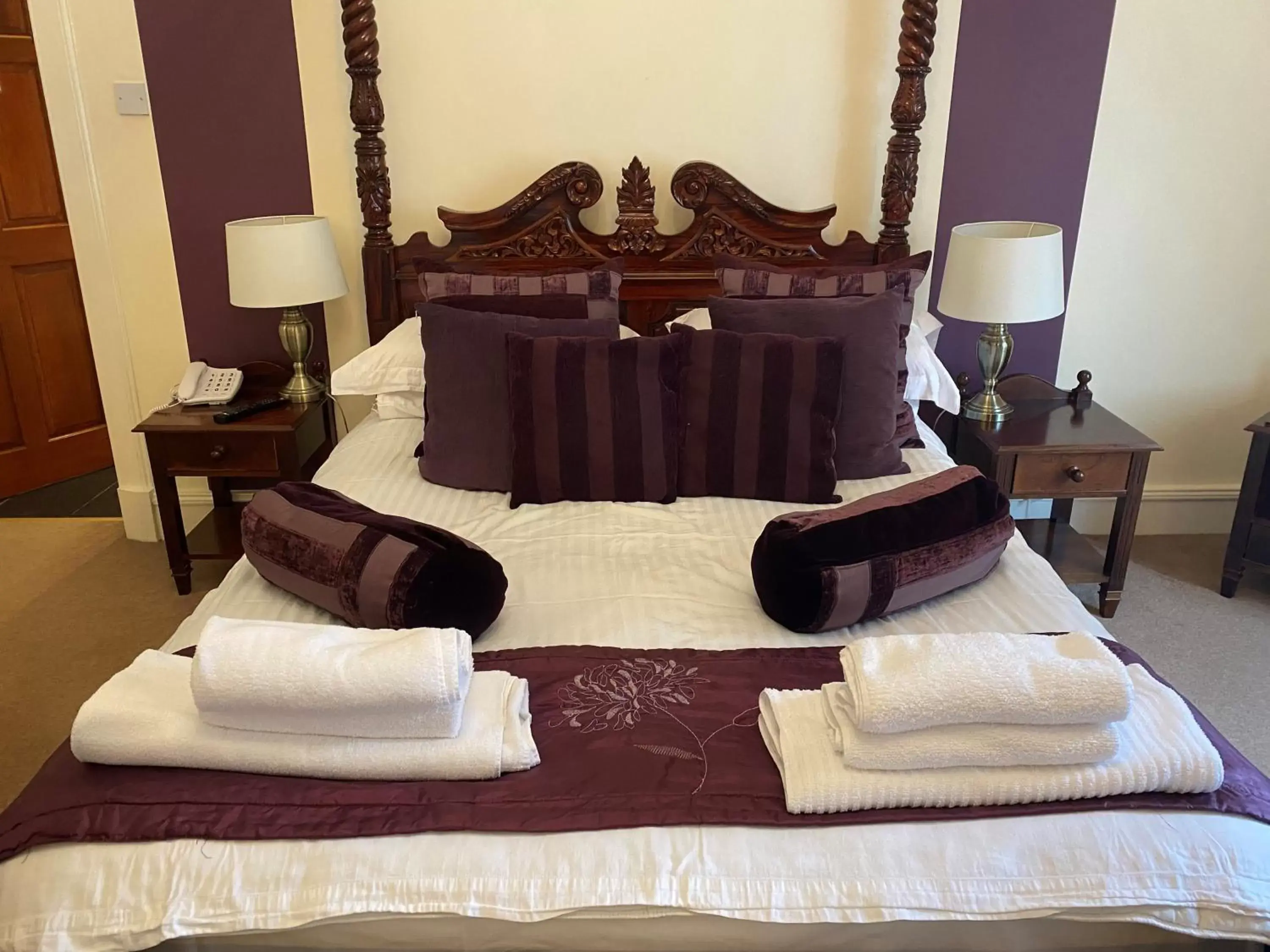 Bed in Avonbridge Hotel