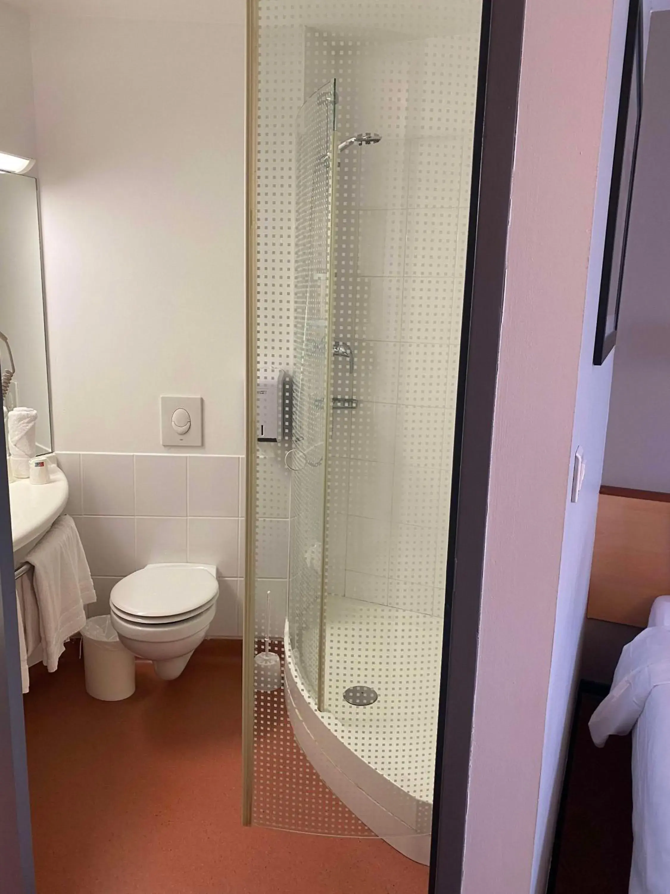 Bathroom in Brit Hotel Confort Montauban