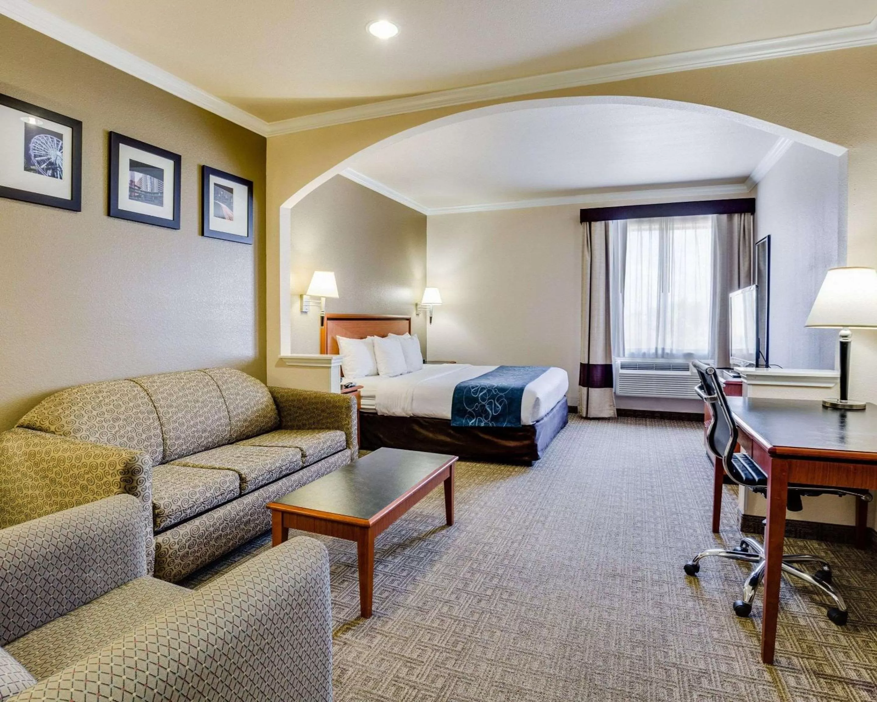 Photo of the whole room in Comfort Suites Deer Park Pasadena