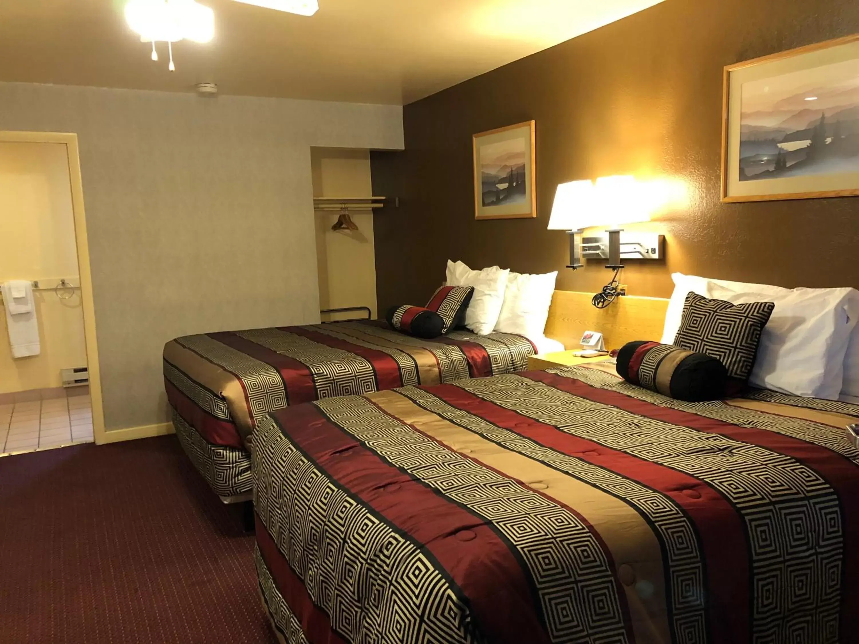 Bed in Scottish Inn Winnemucca