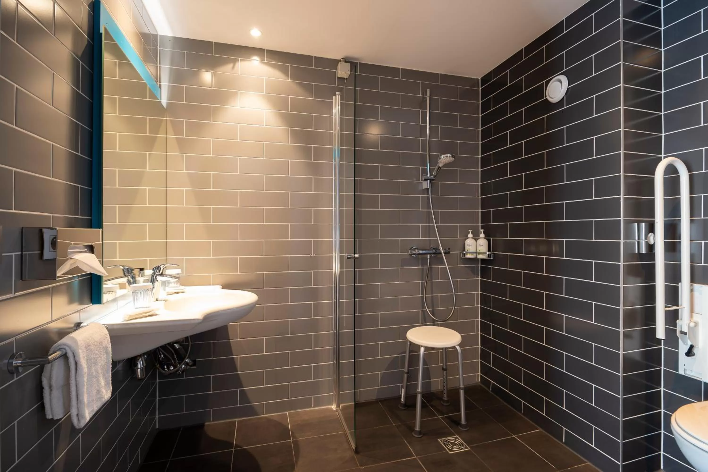 Bathroom in Holiday Inn Express Mechelen City Centre by IHG
