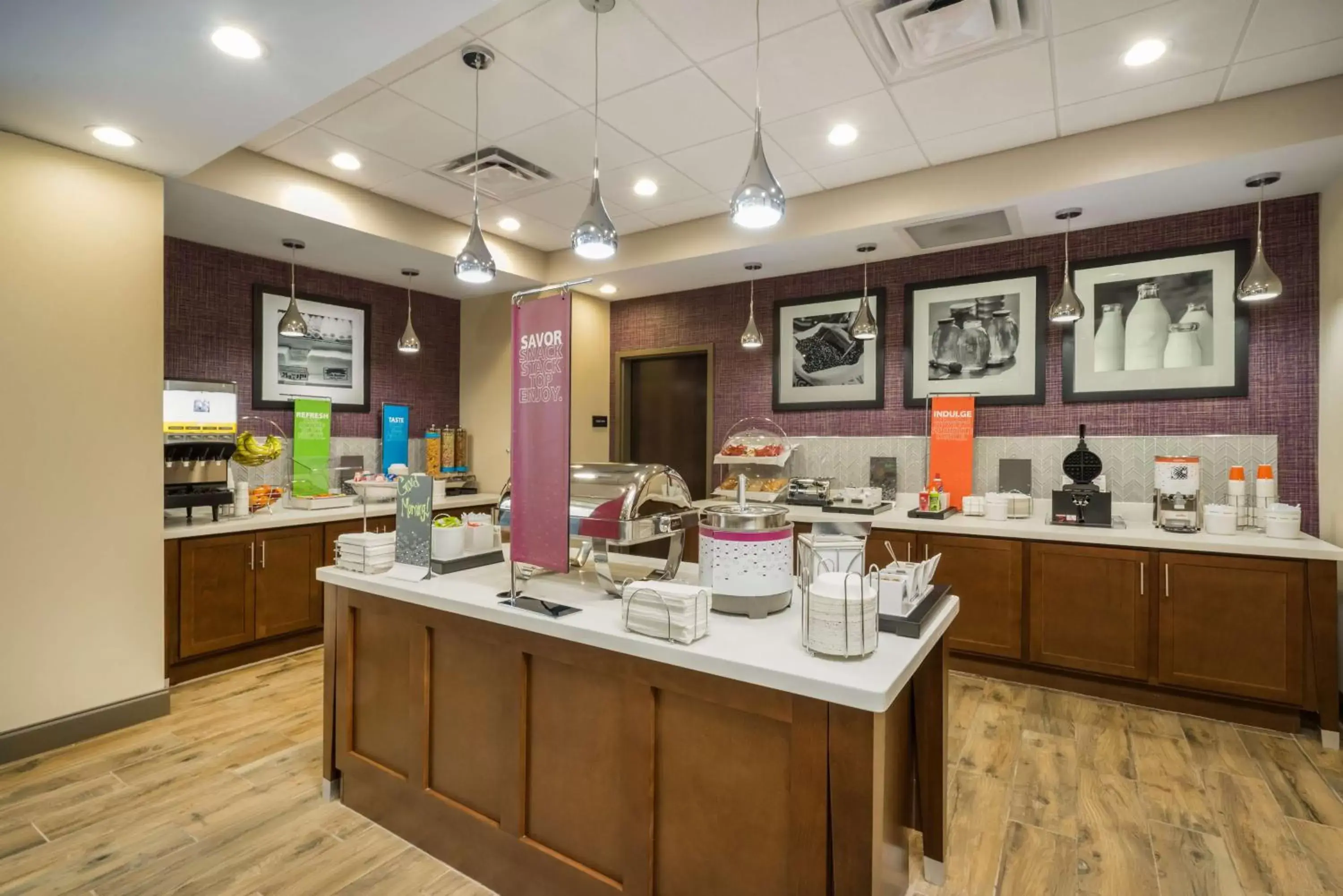 Restaurant/places to eat in Hampton Inn Newport Restaurant/places to eat in Hampton Inn Newport