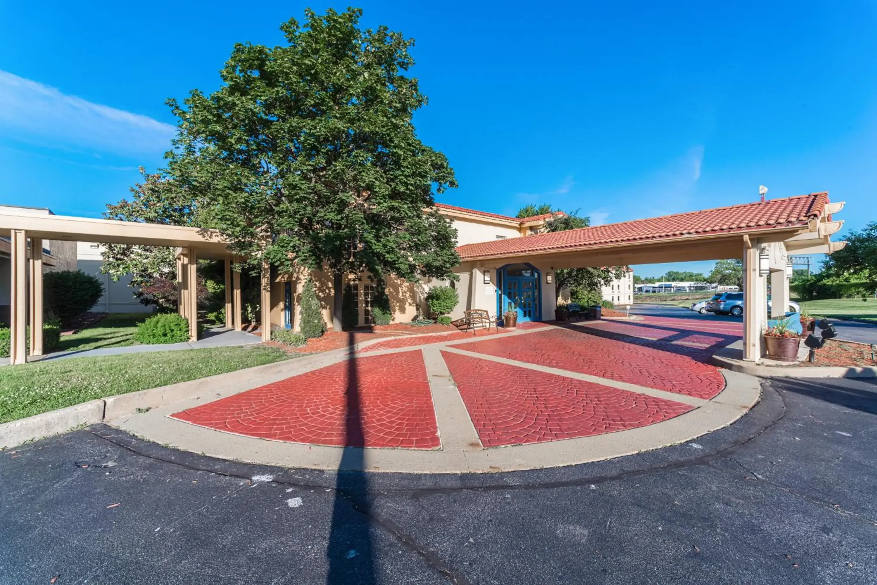 Facade/entrance, Property Building in Motel 6-Hazelwood, MO