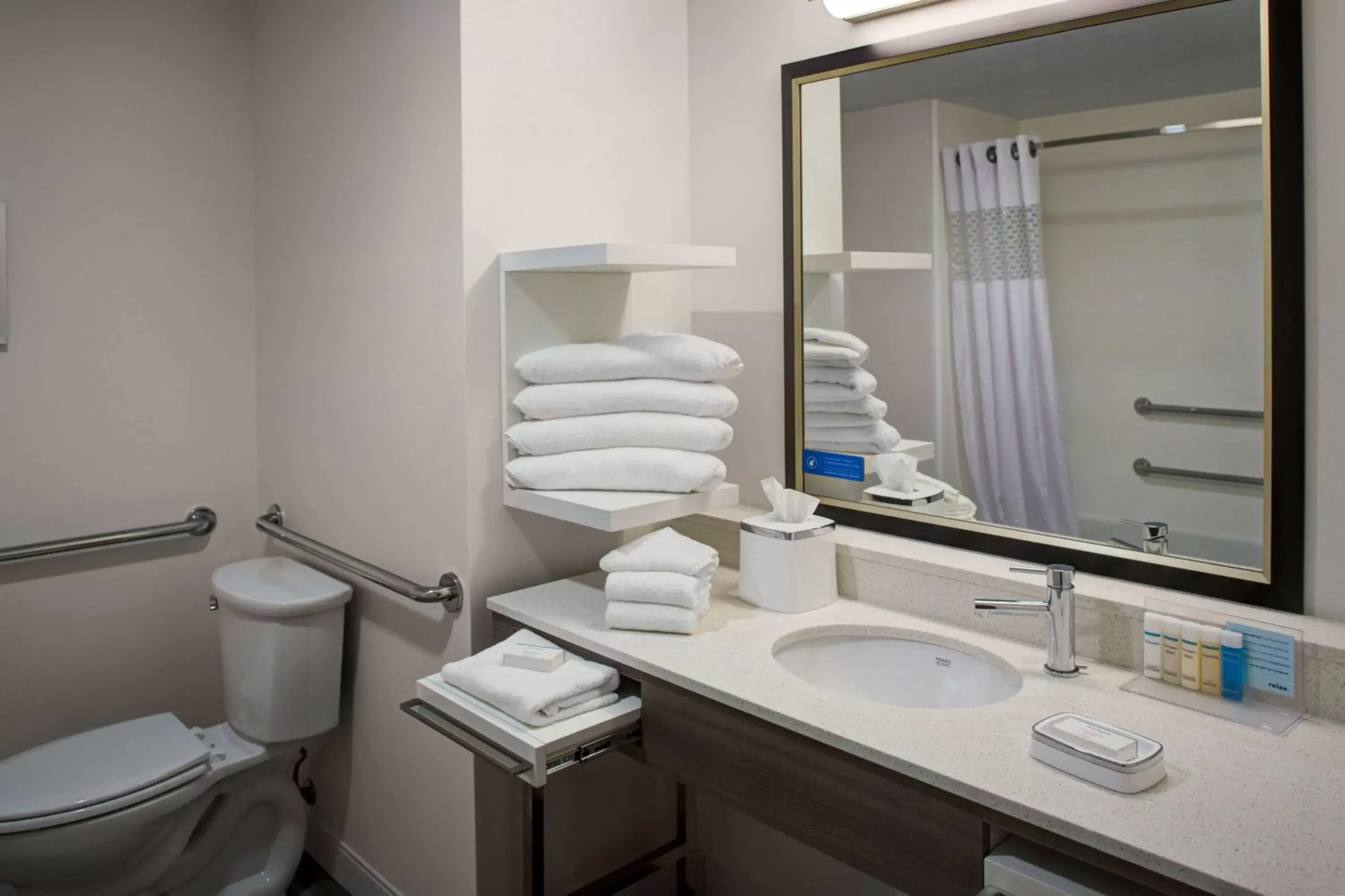 Bathroom in Hampton Inn & Suites Syracuse North Airport Area