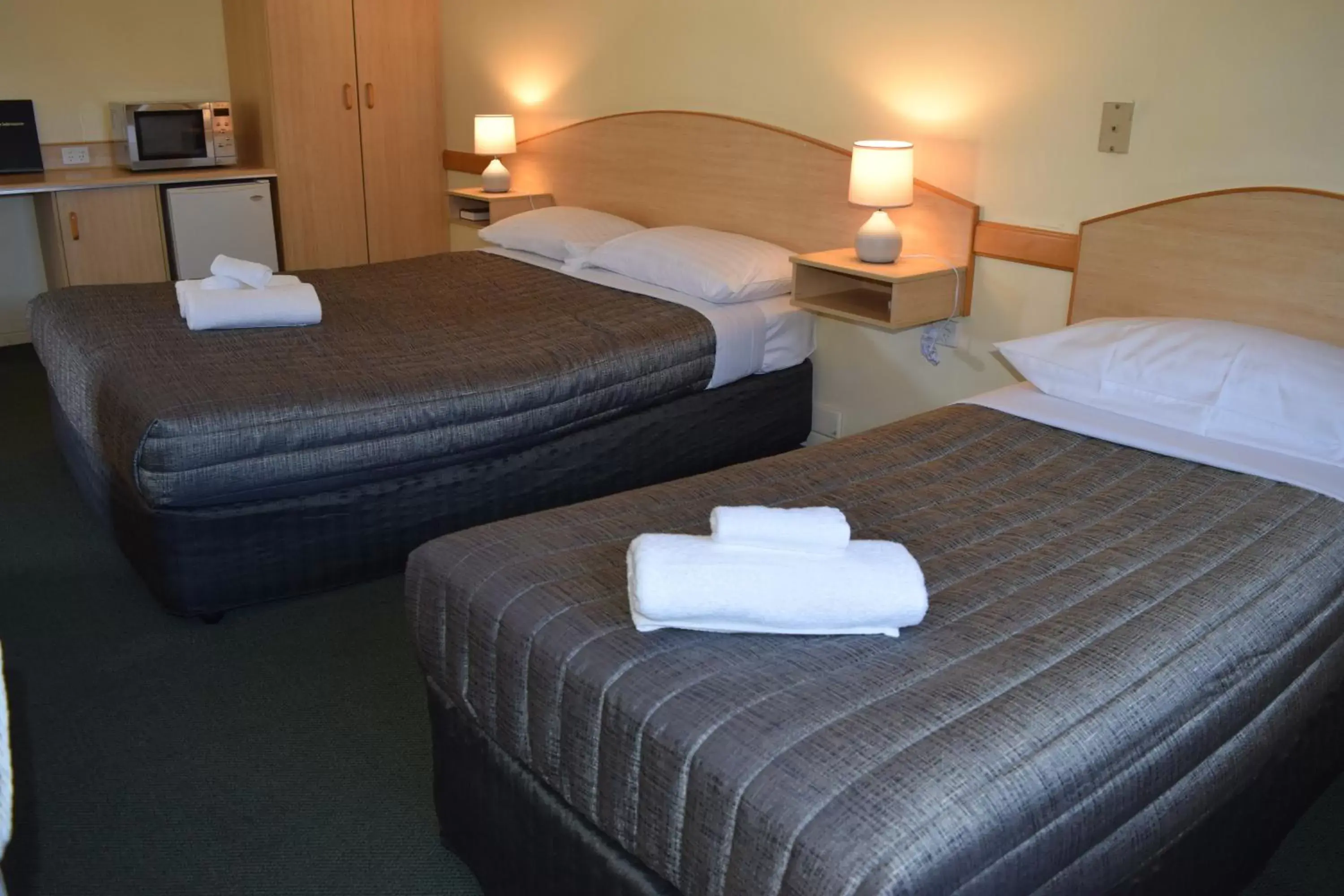 Bedroom, Bed in Warwick Vines Motel