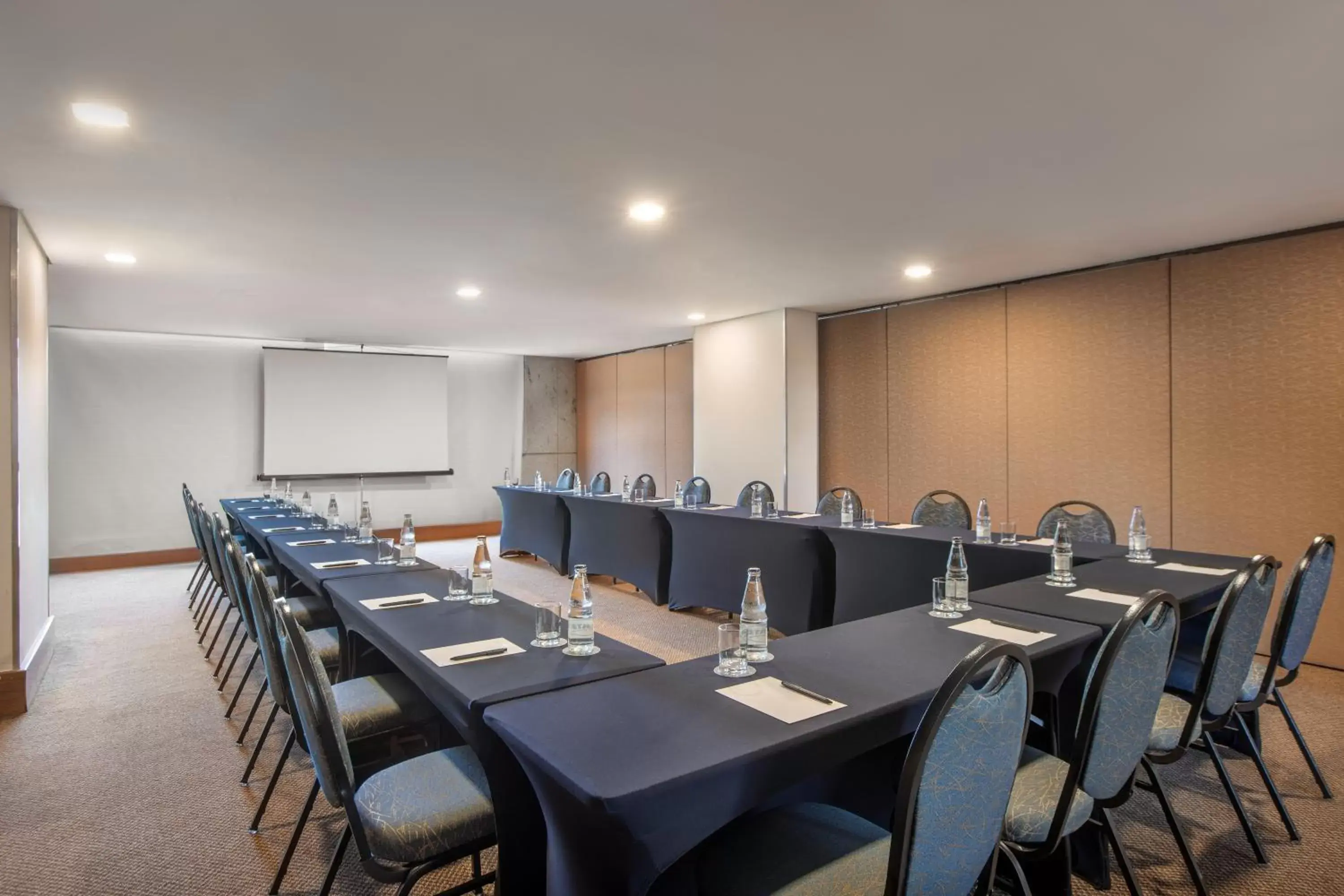 Meeting/conference room in Brasil 21 Suites Affiliated by Meliá