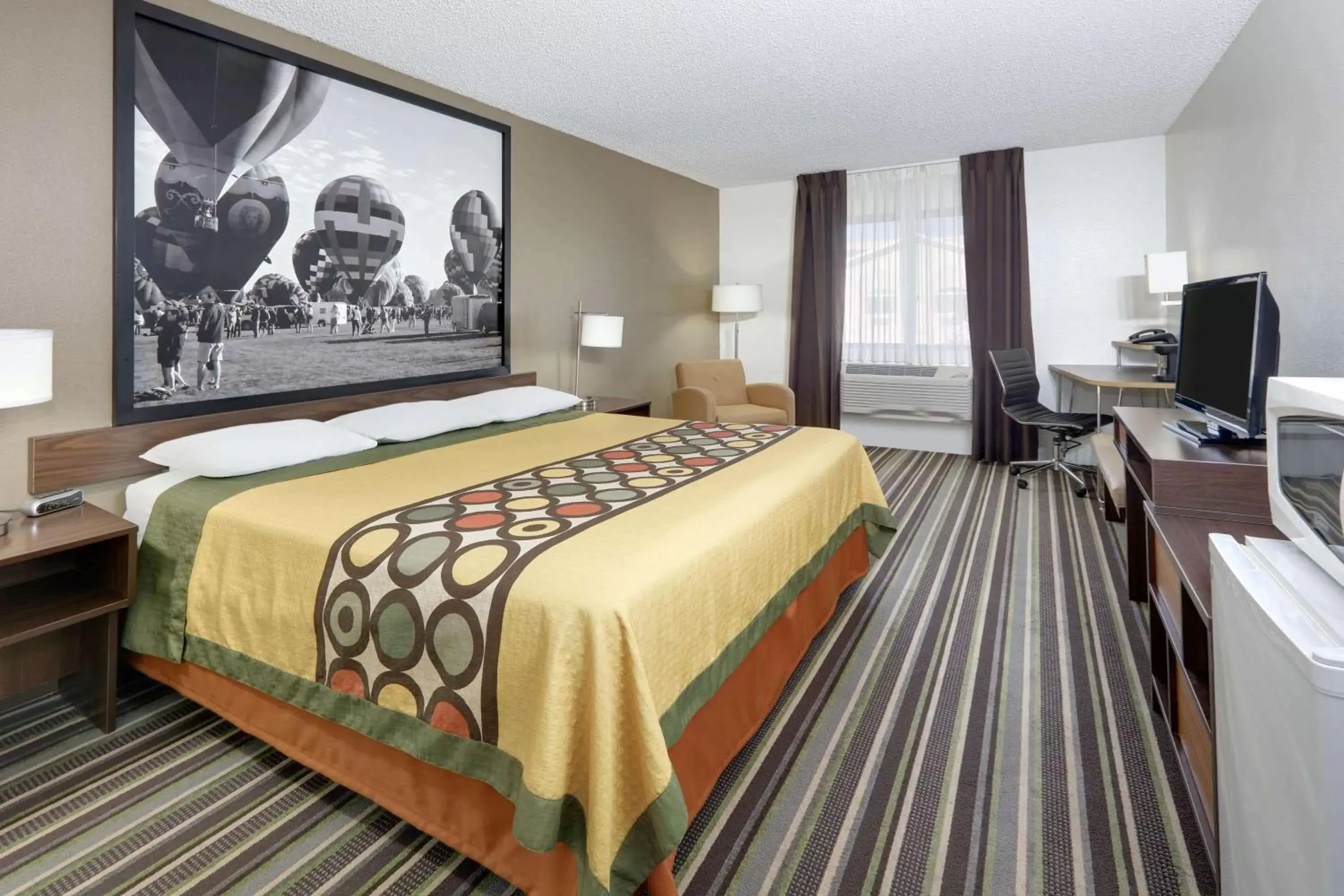 Photo of the whole room, Bed in Super 8 by Wyndham Roswell