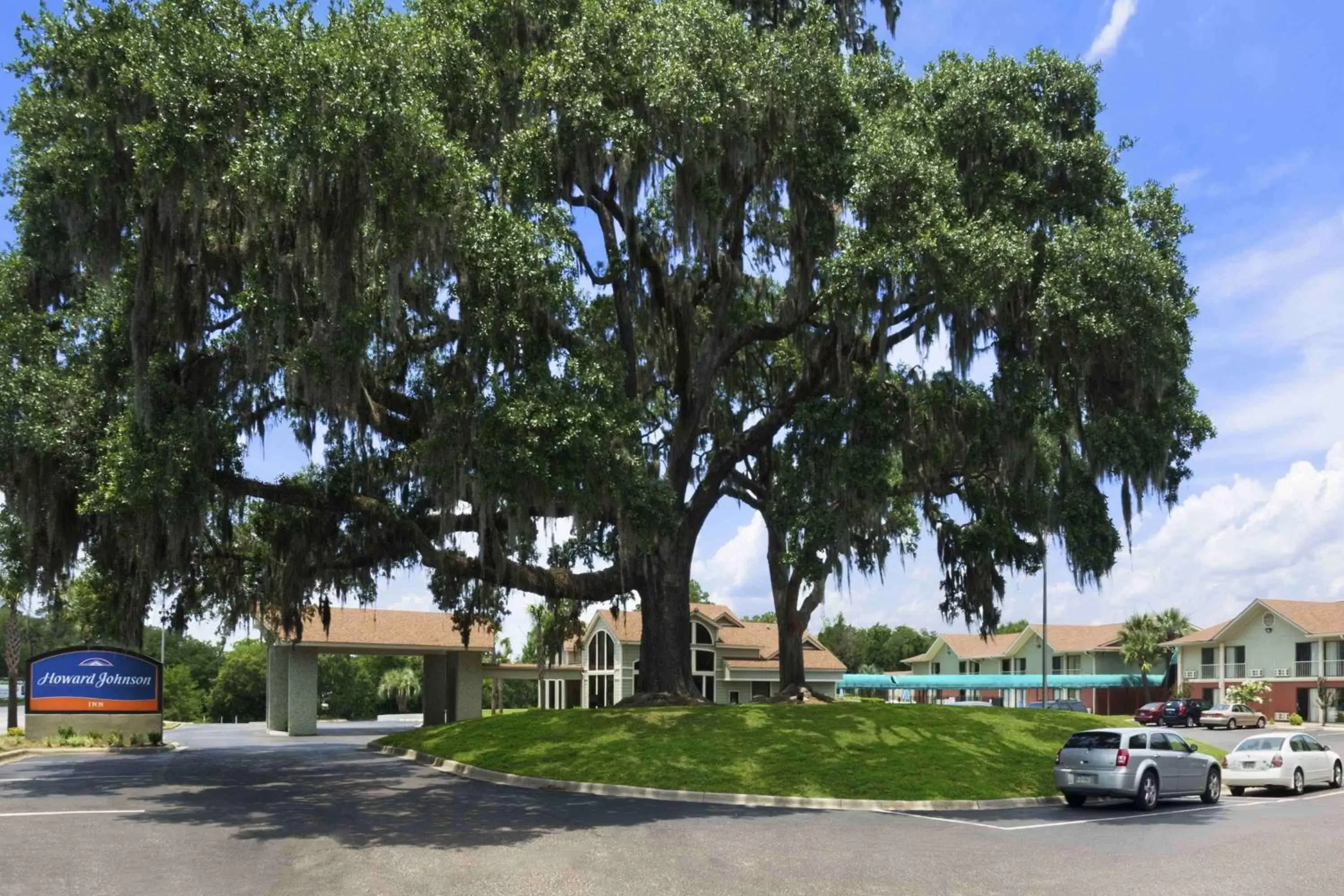 Property building in Howard Johnson by Wyndham Beaufort/Parris Island