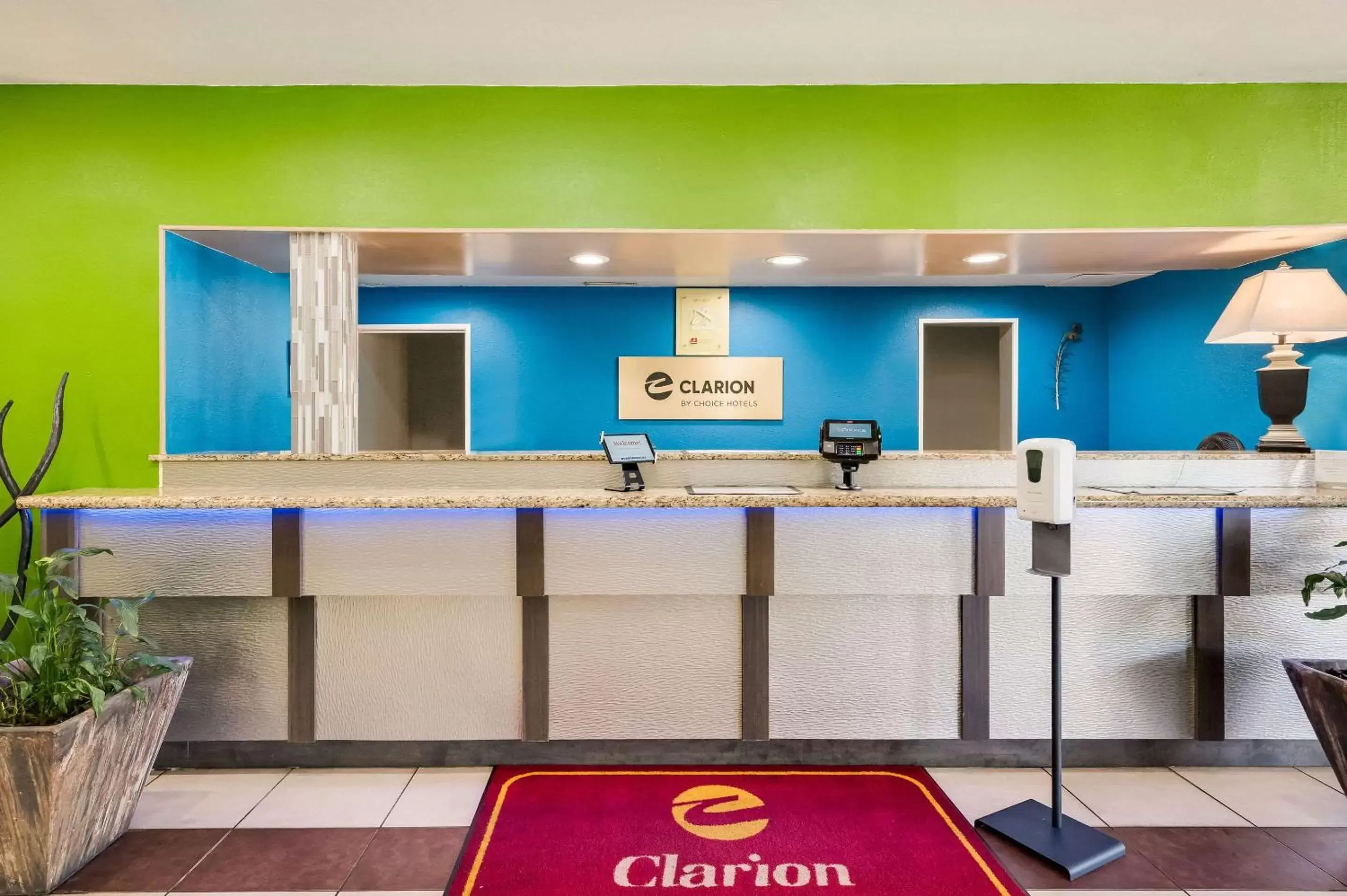Lobby or reception in Clarion Inn & Suites Russellville I-40