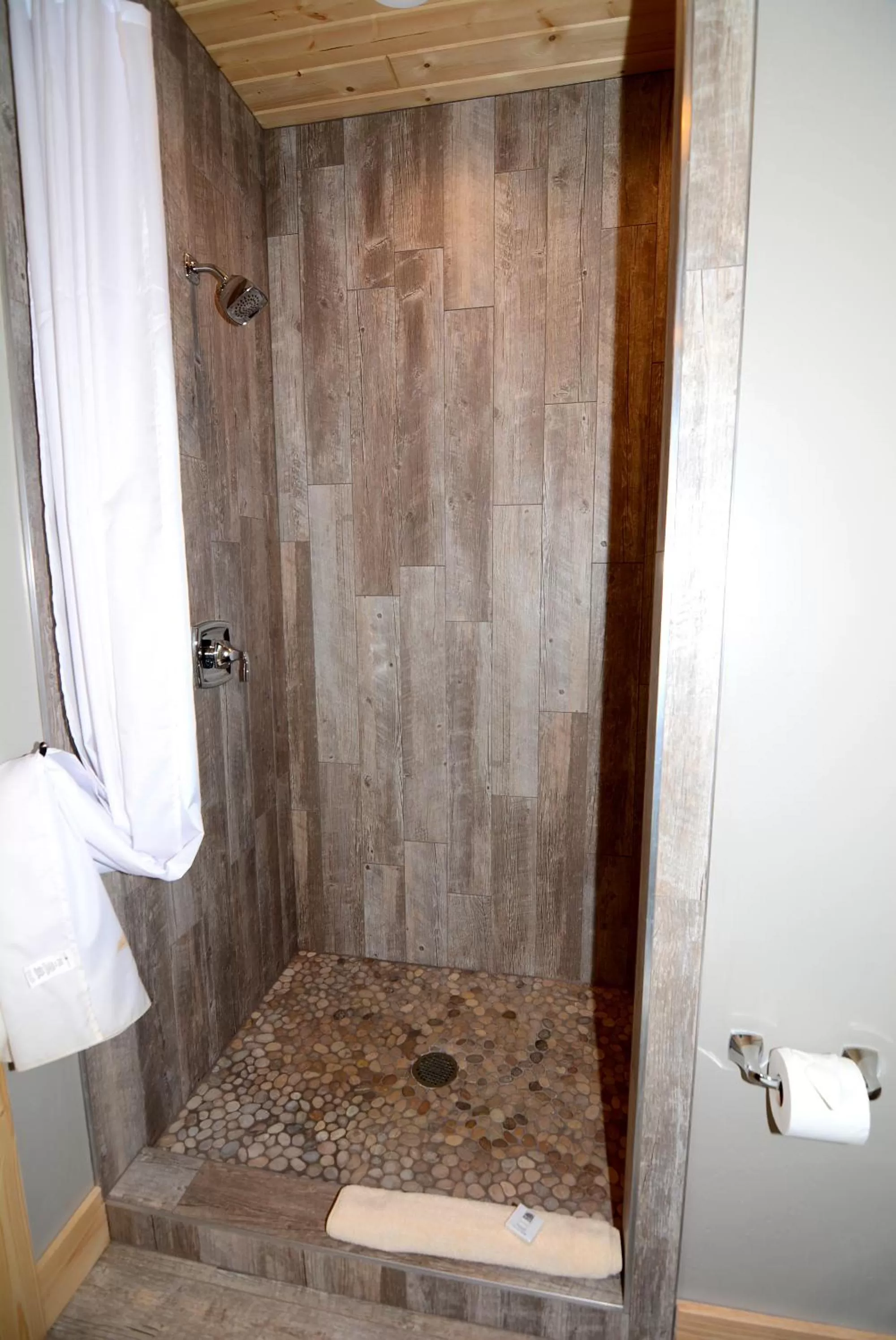 Shower in Lakeside Lodge Resort and Marina