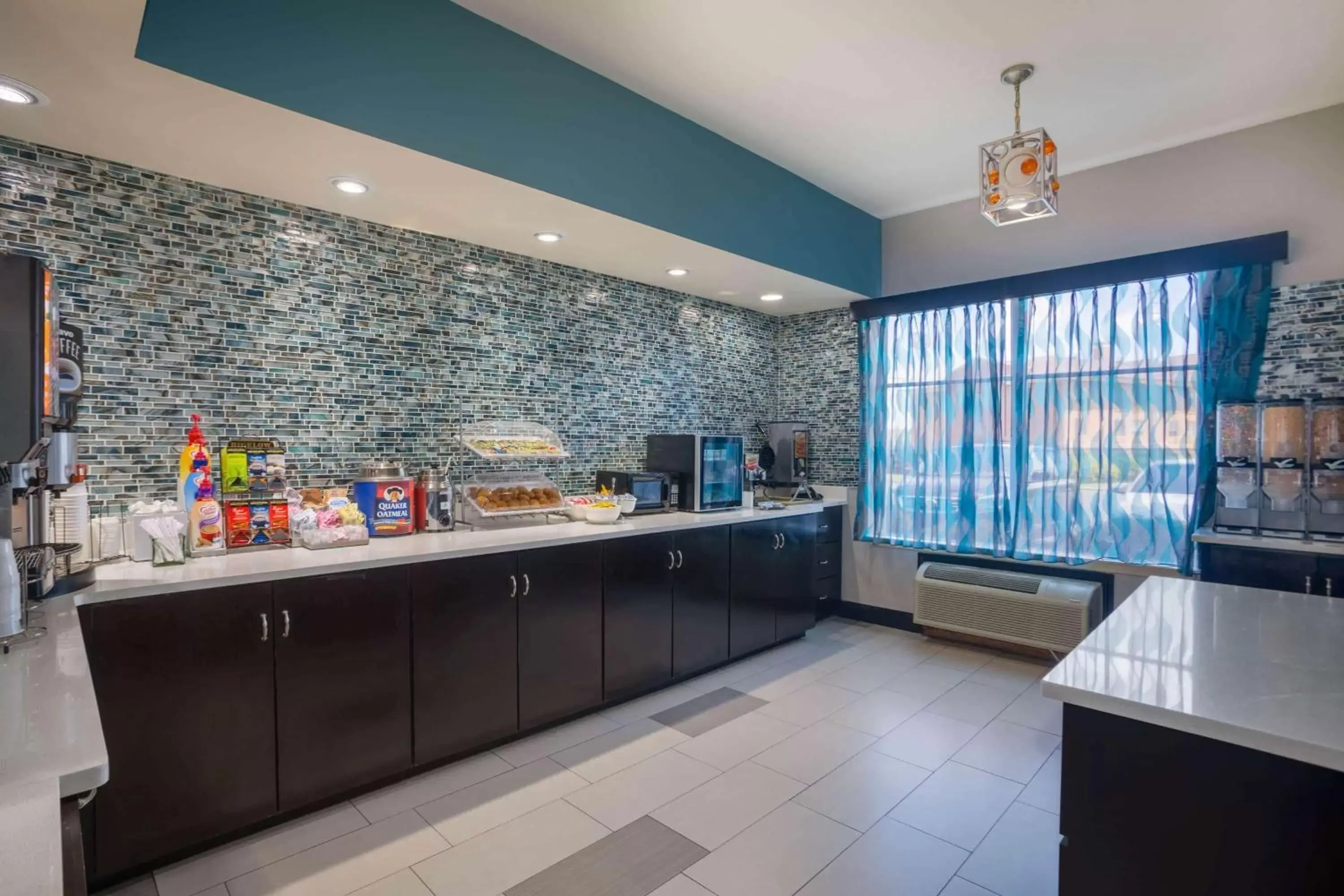 Restaurant/places to eat, Kitchen/Kitchenette in La Quinta by Wyndham Oxford - Anniston