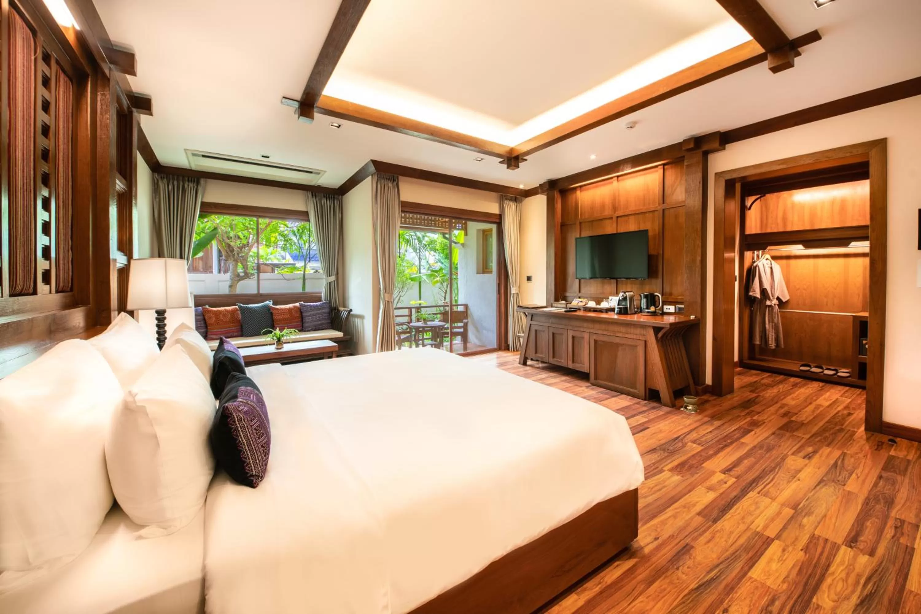 Photo of the whole room, Bed in Phra Singh Village