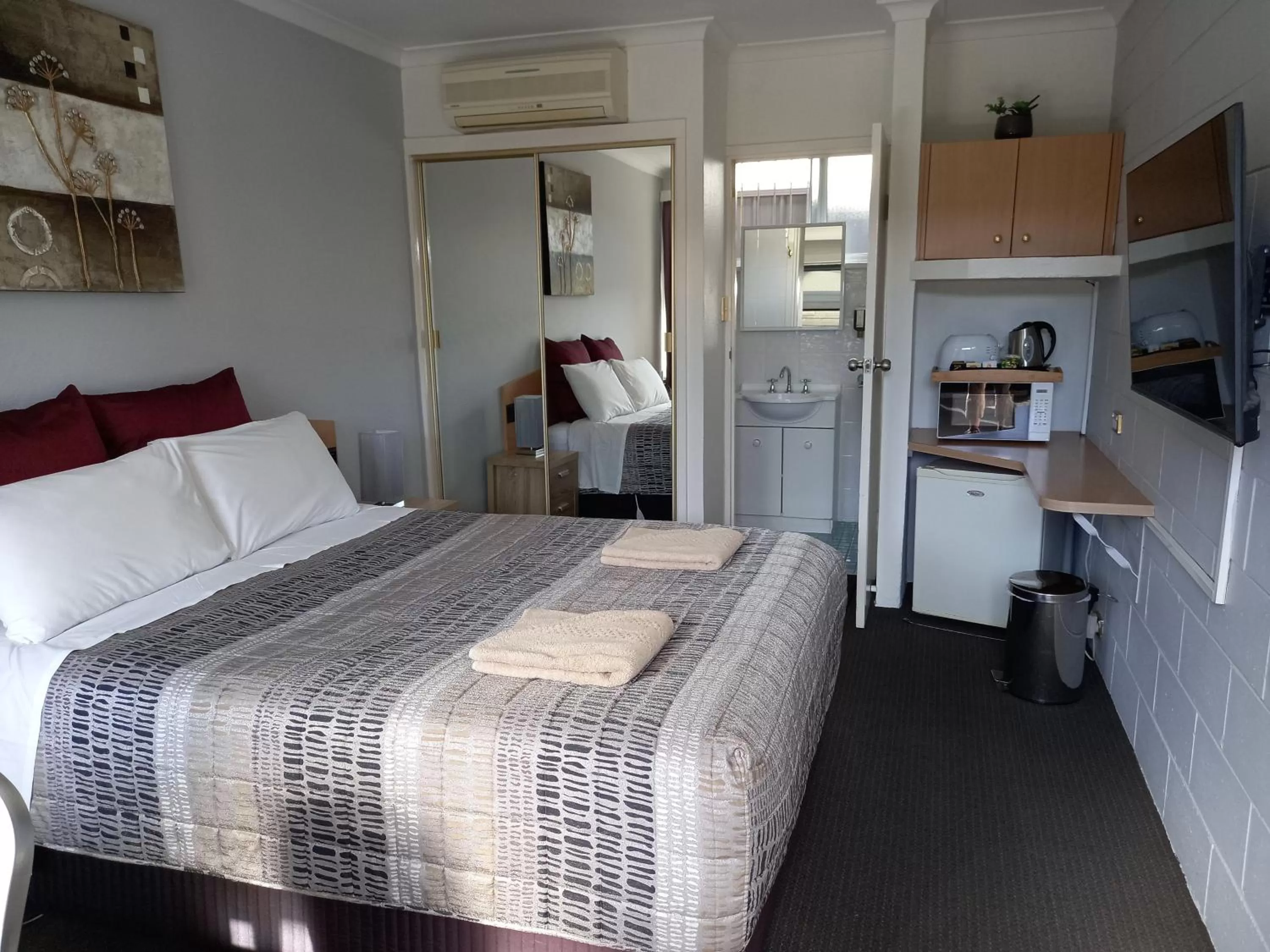 Photo of the whole room, Bed in White Manor Motel