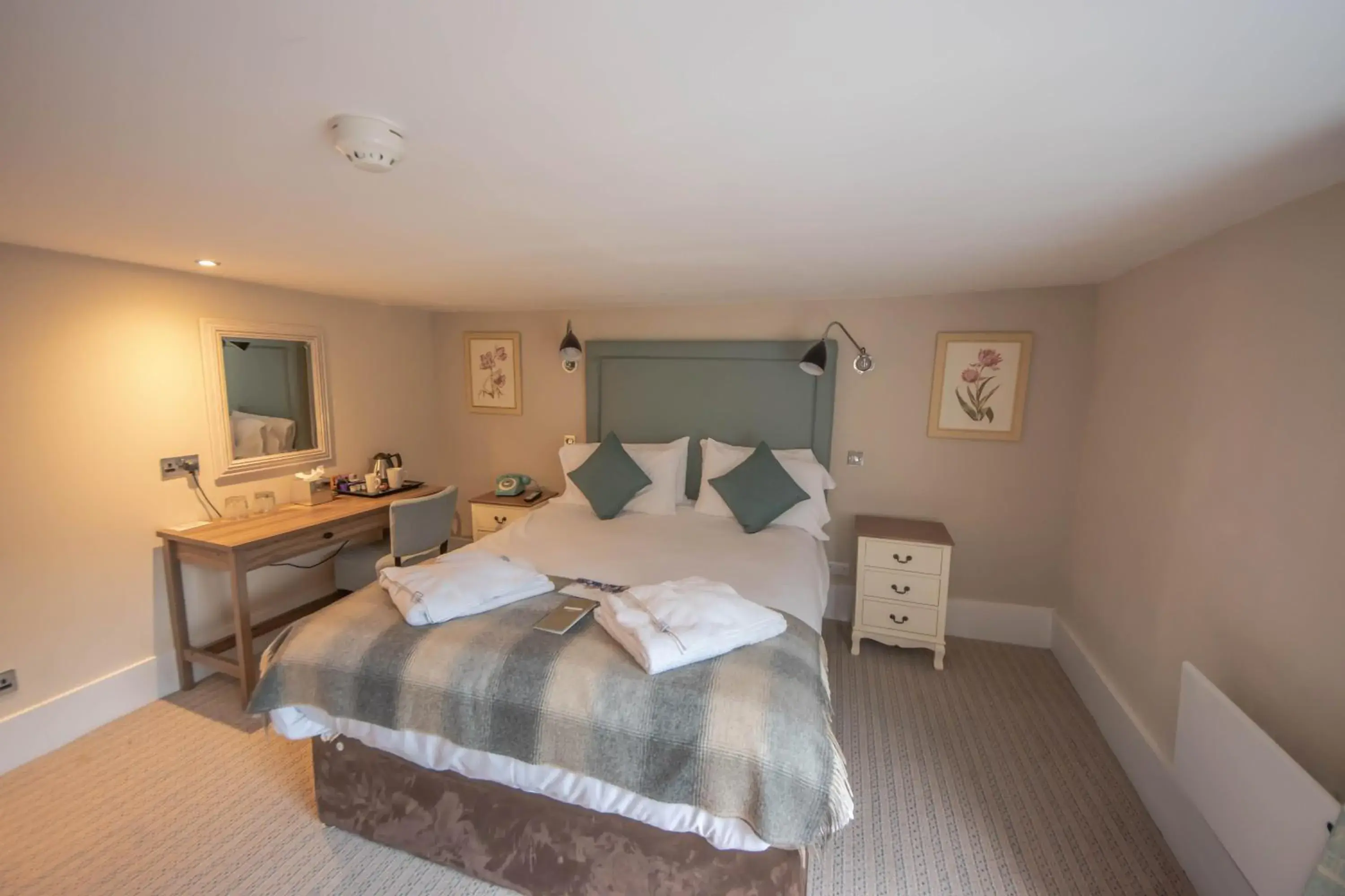 Photo of the whole room, Bed in Norfolk Arms Hotel