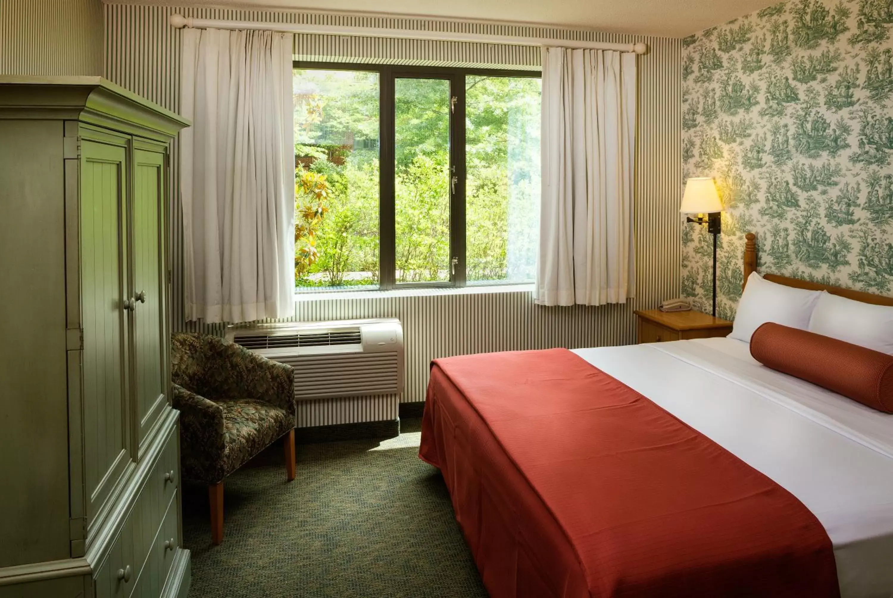 Bed in Williamsburg Woodlands Hotel & Suites