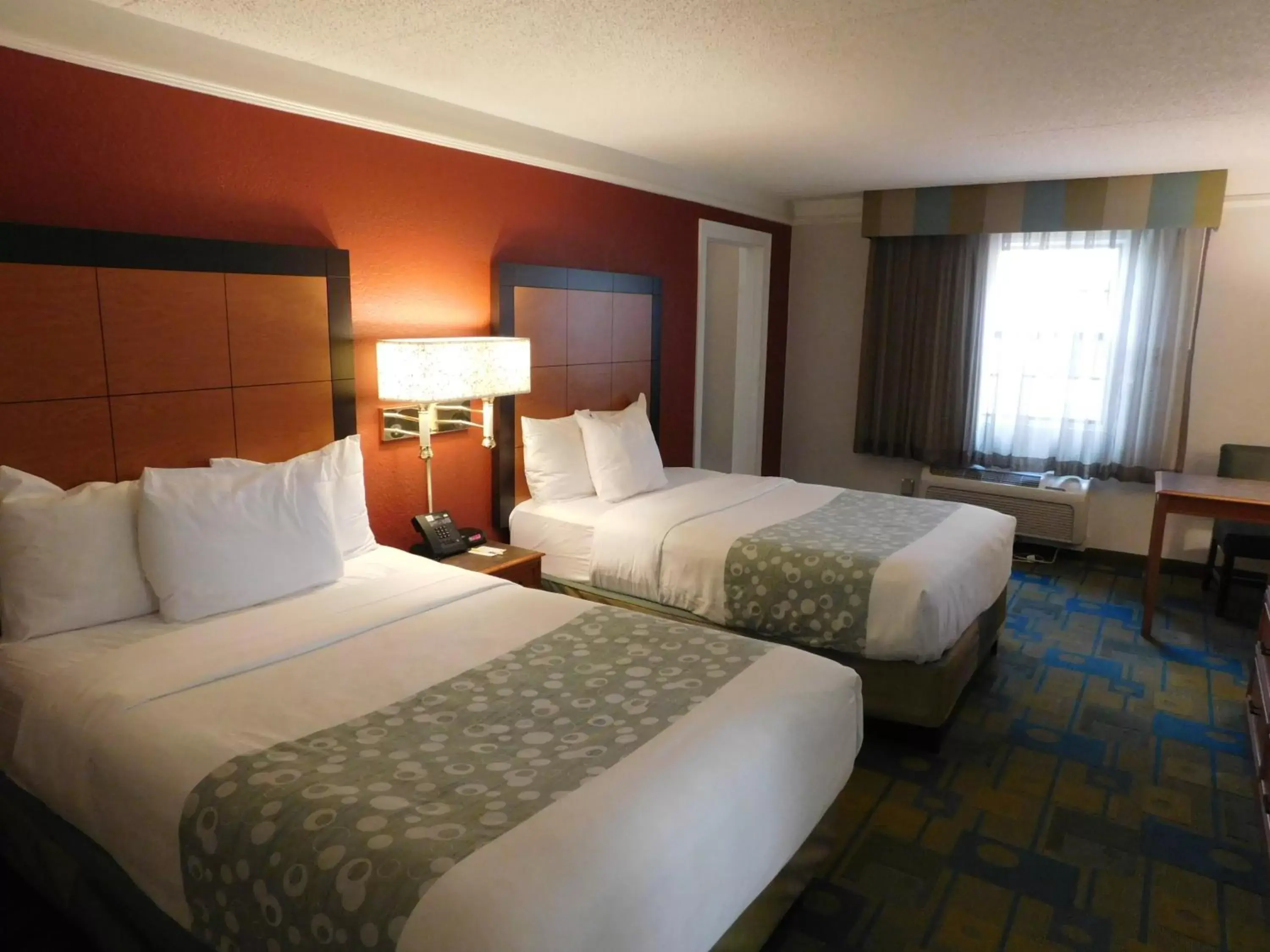 Bedroom, Bed in Days Inn & Suites by Wyndham Schaumburg- Woodfield Mall