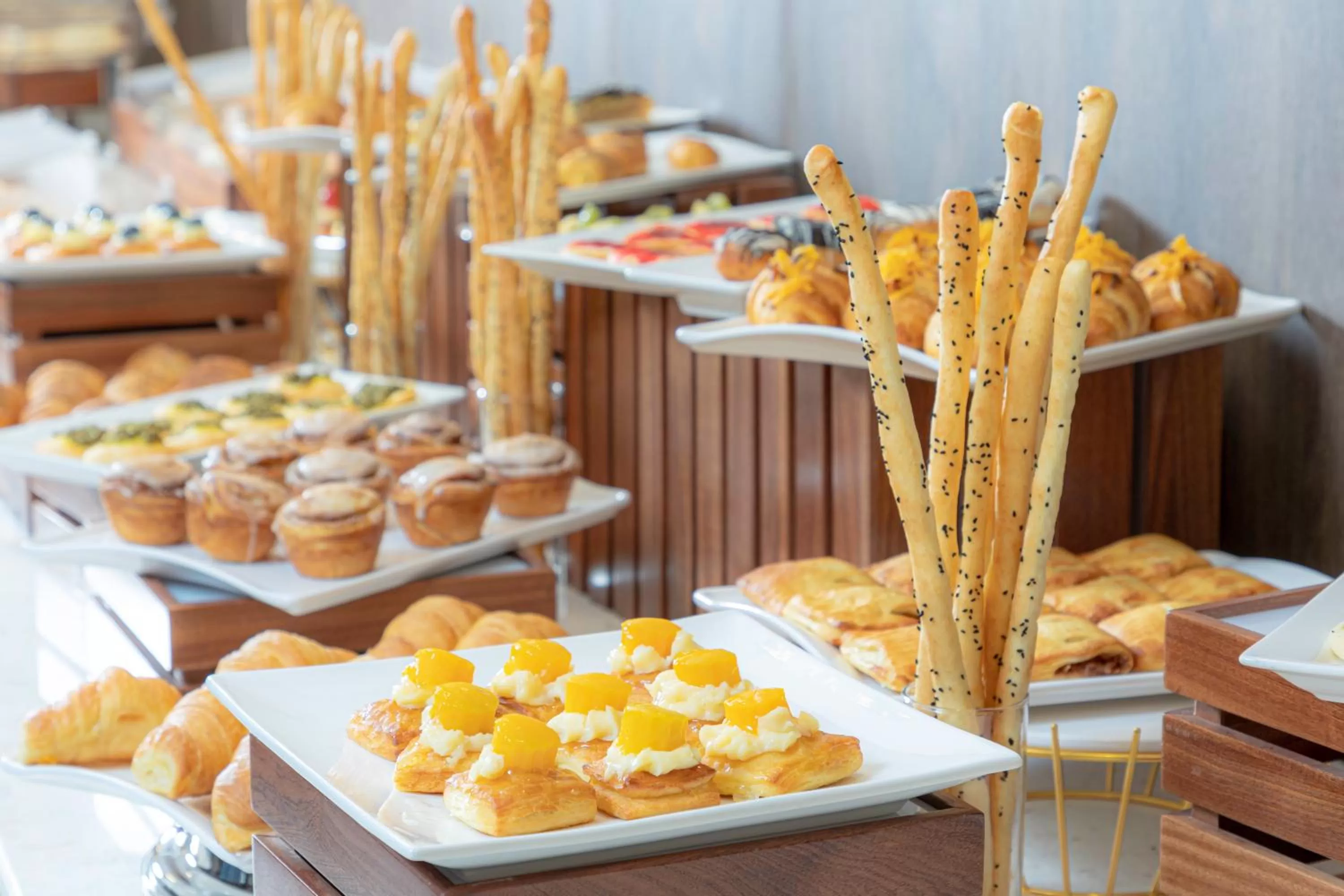 Restaurant/places to eat in Seven Gardens Hotel Al Narjis