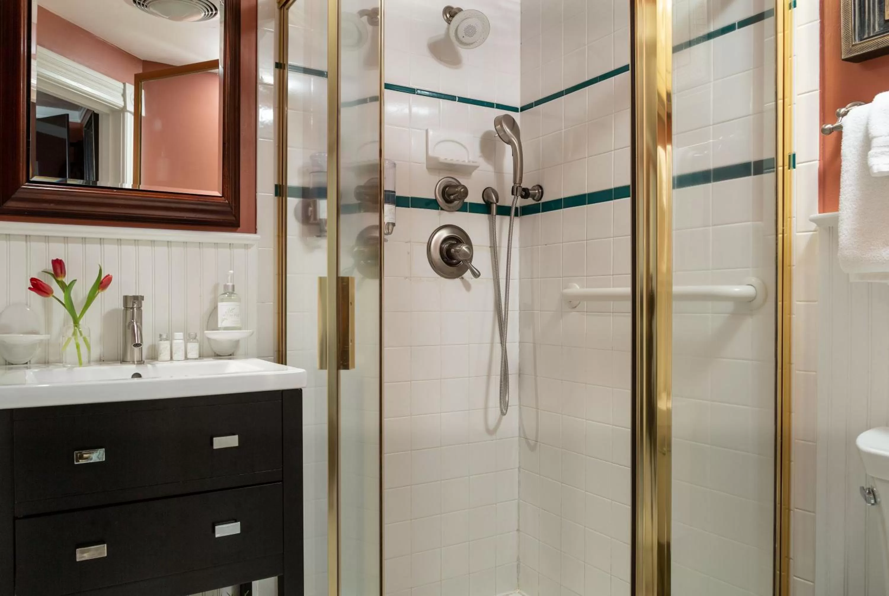 Bathroom in White Doe Inn Bed & Breakfast