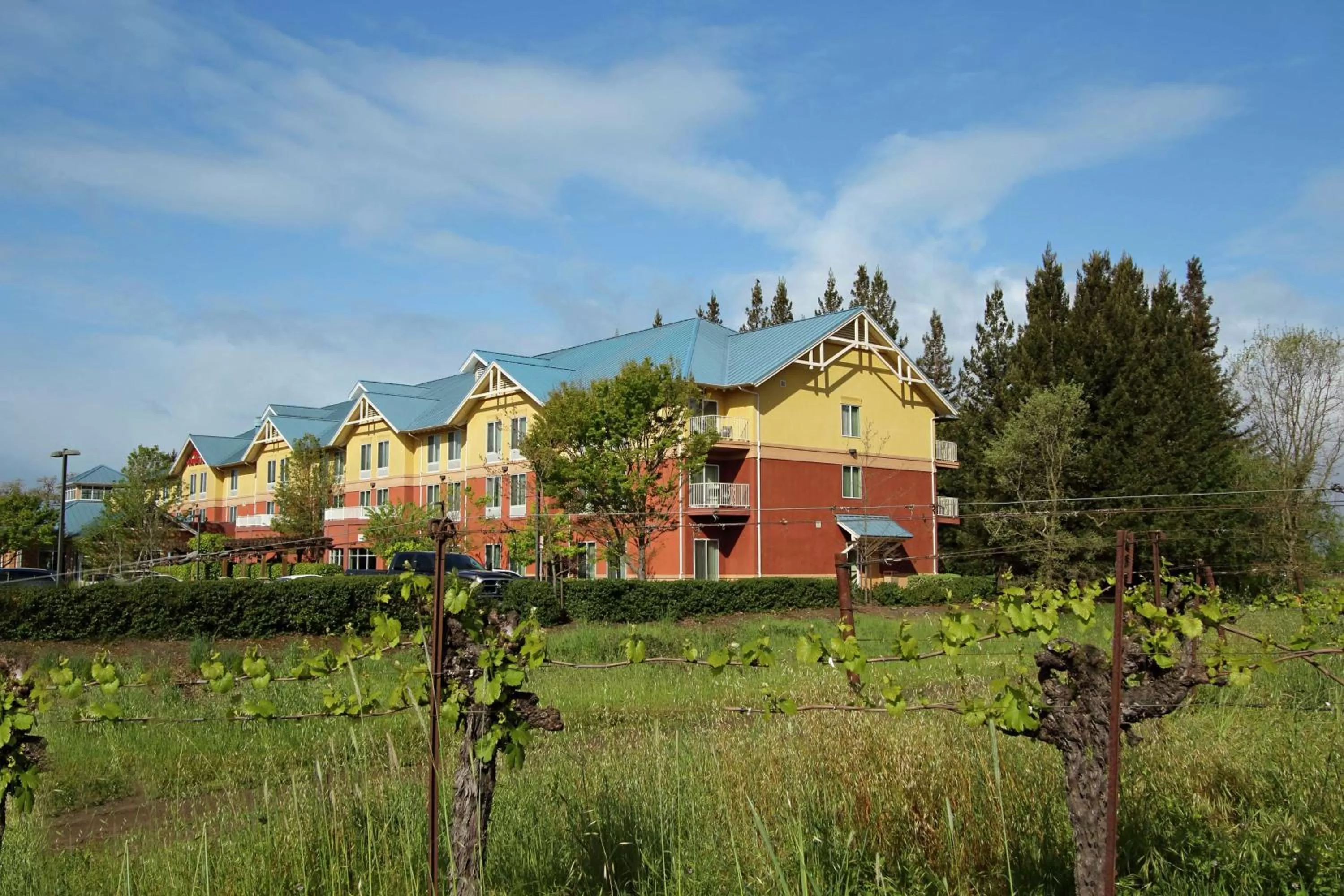 Property building in Hilton Garden Inn Sonoma County Airport