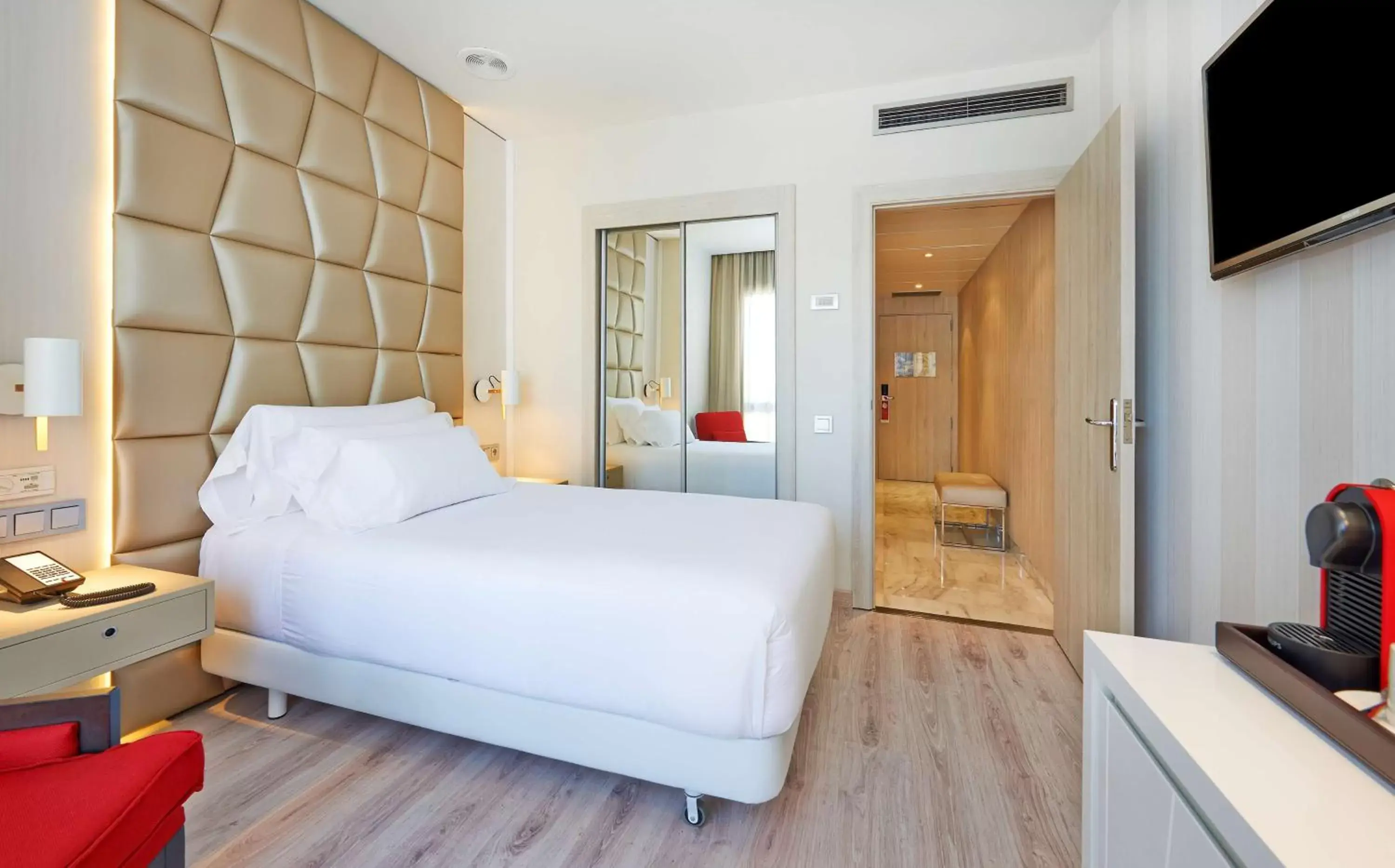 Photo of the whole room, Bed in NH Collection Barcelona Podium