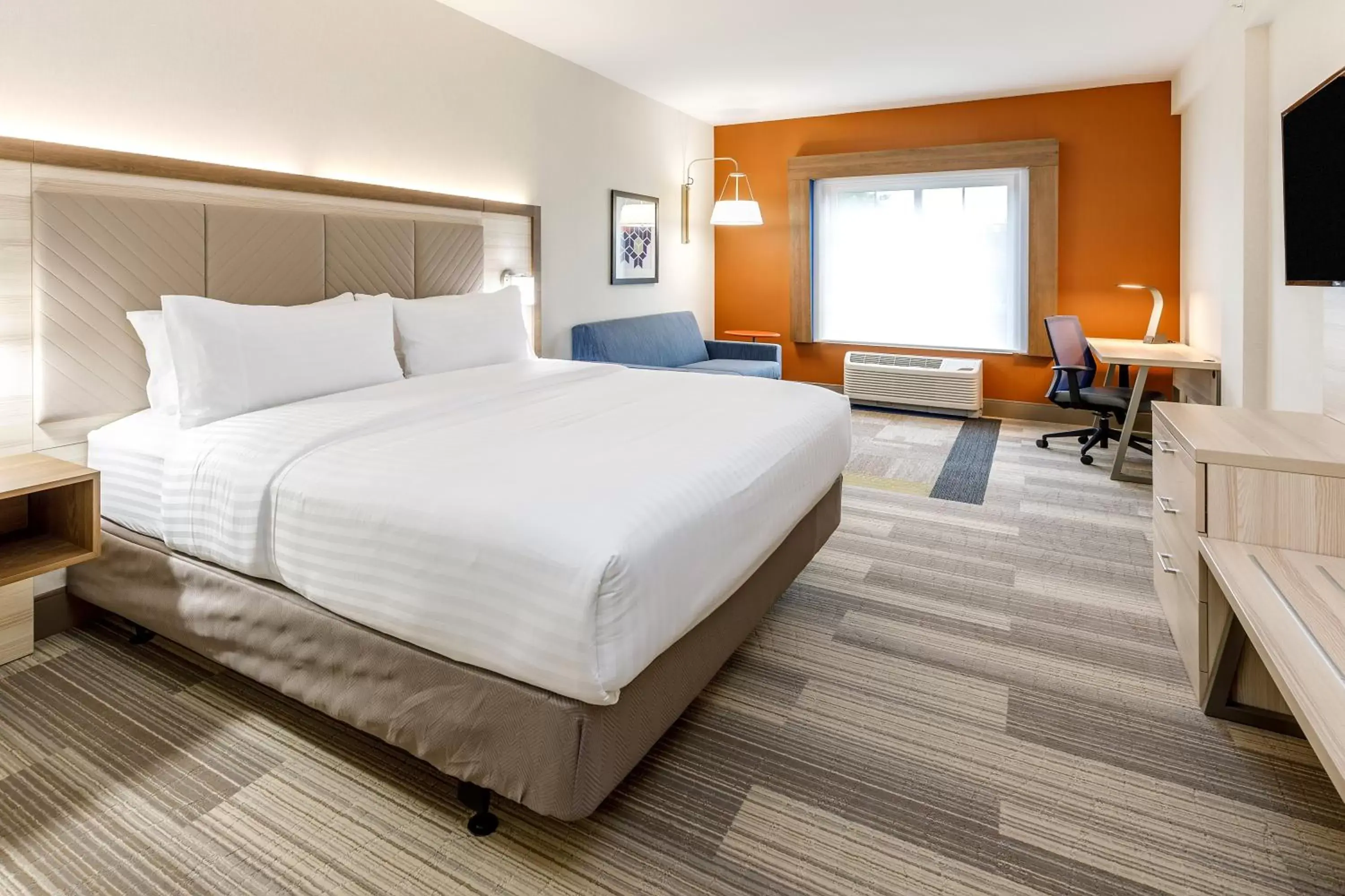 Photo of the whole room, Bed in Holiday Inn Express & Suites - Sturbridge, an IHG Hotel