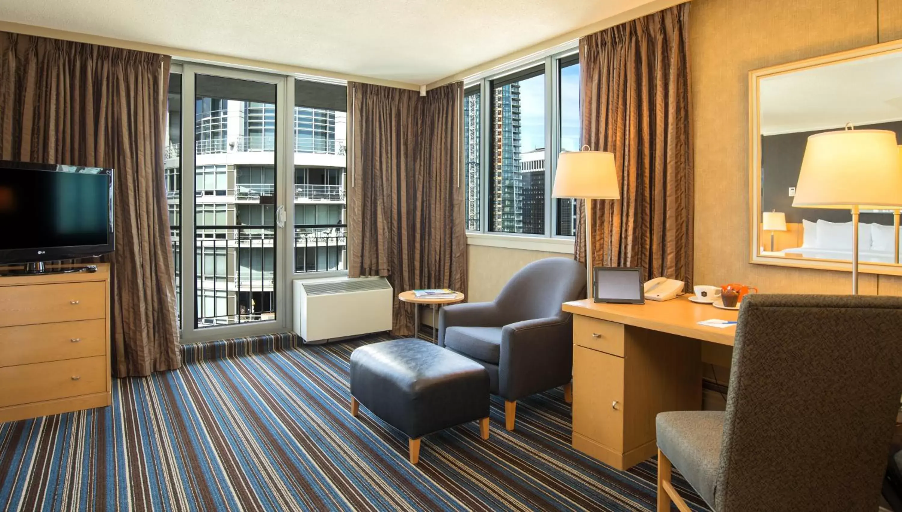 Bedroom, Seating Area in Blue Horizon Hotel