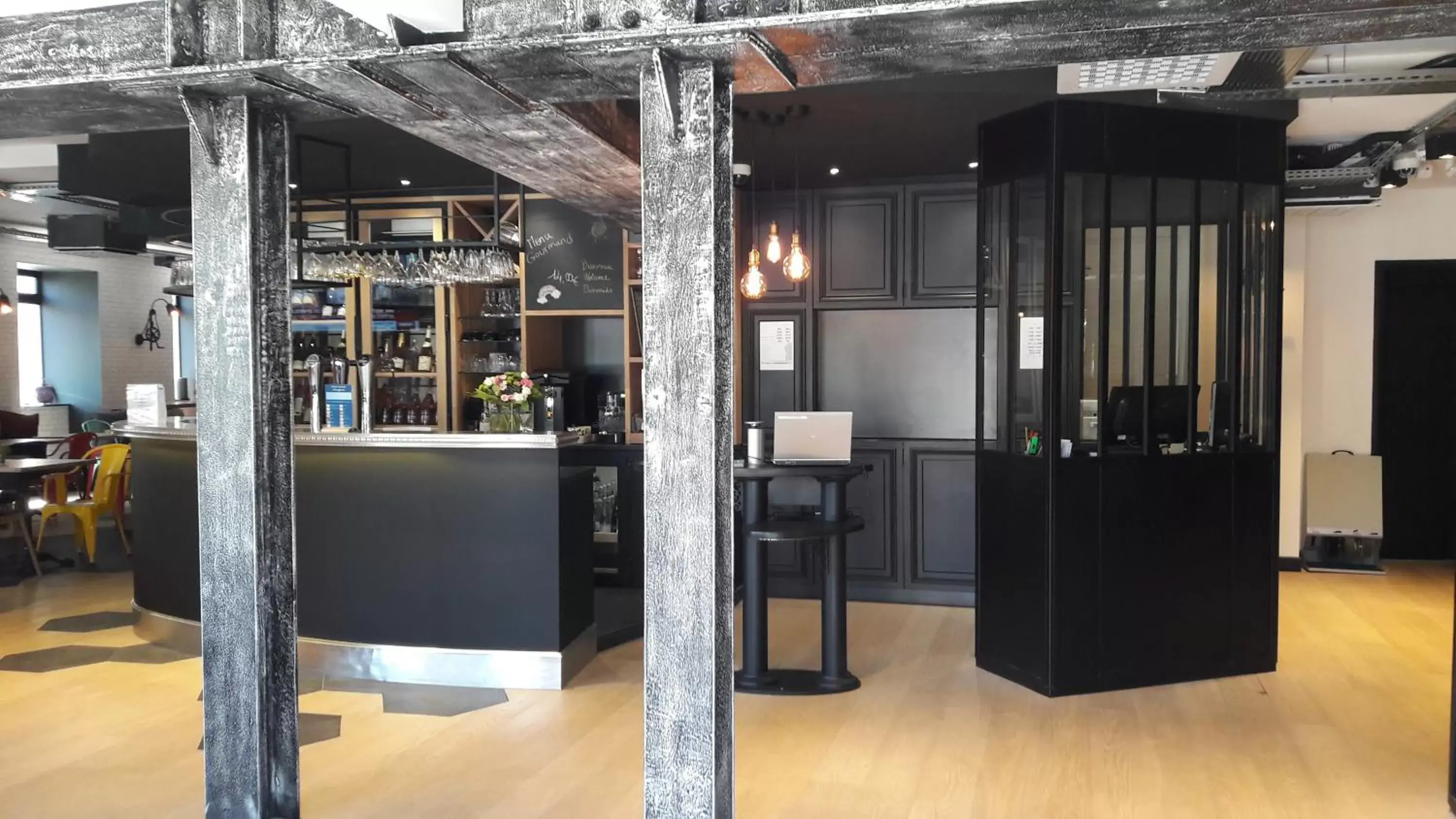 Lounge or bar in ibis Styles Dinan Centre Ville