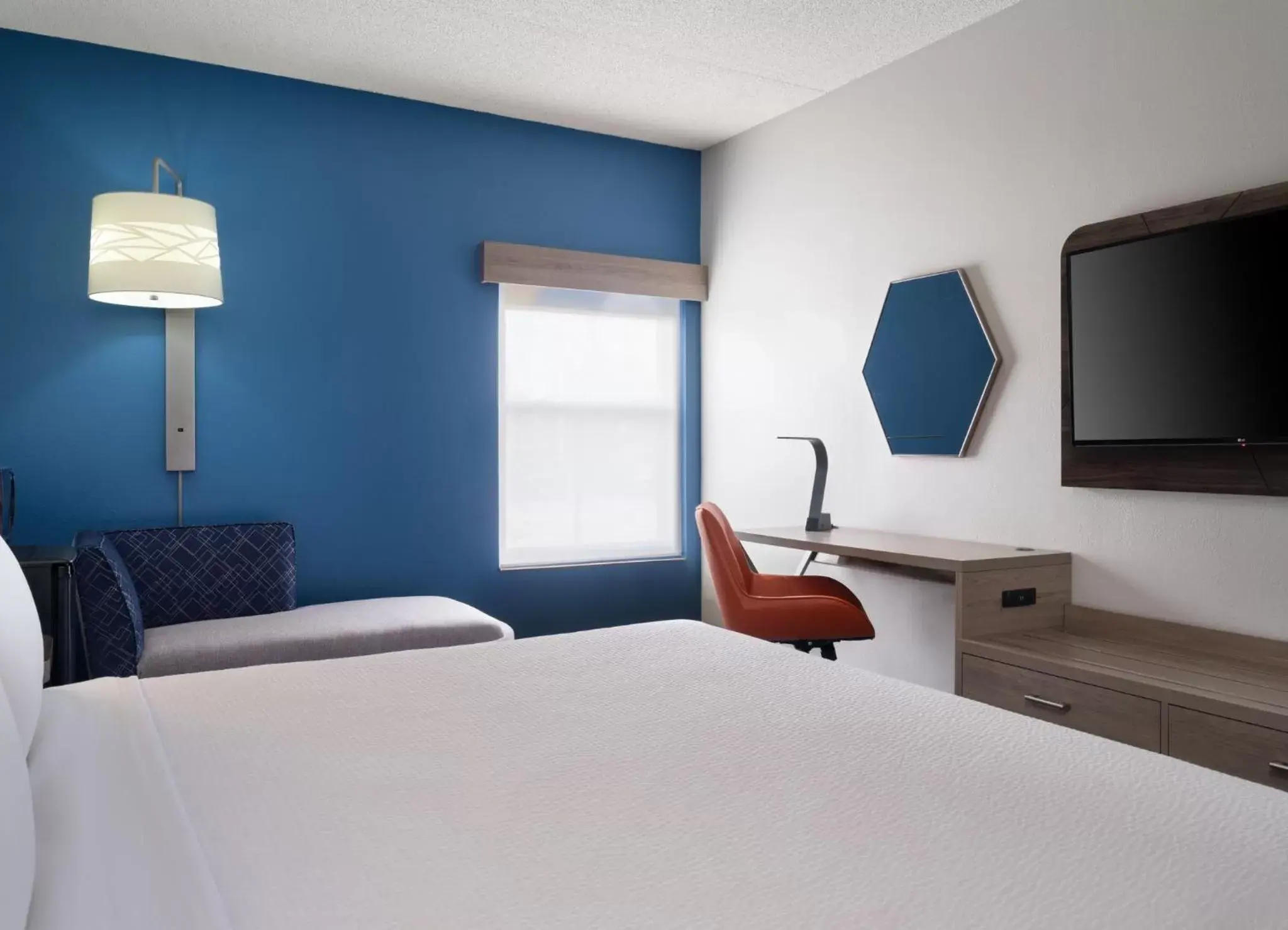 Photo of the whole room, Bed in Holiday Inn Express Indianapolis Airport, an IHG Hotel