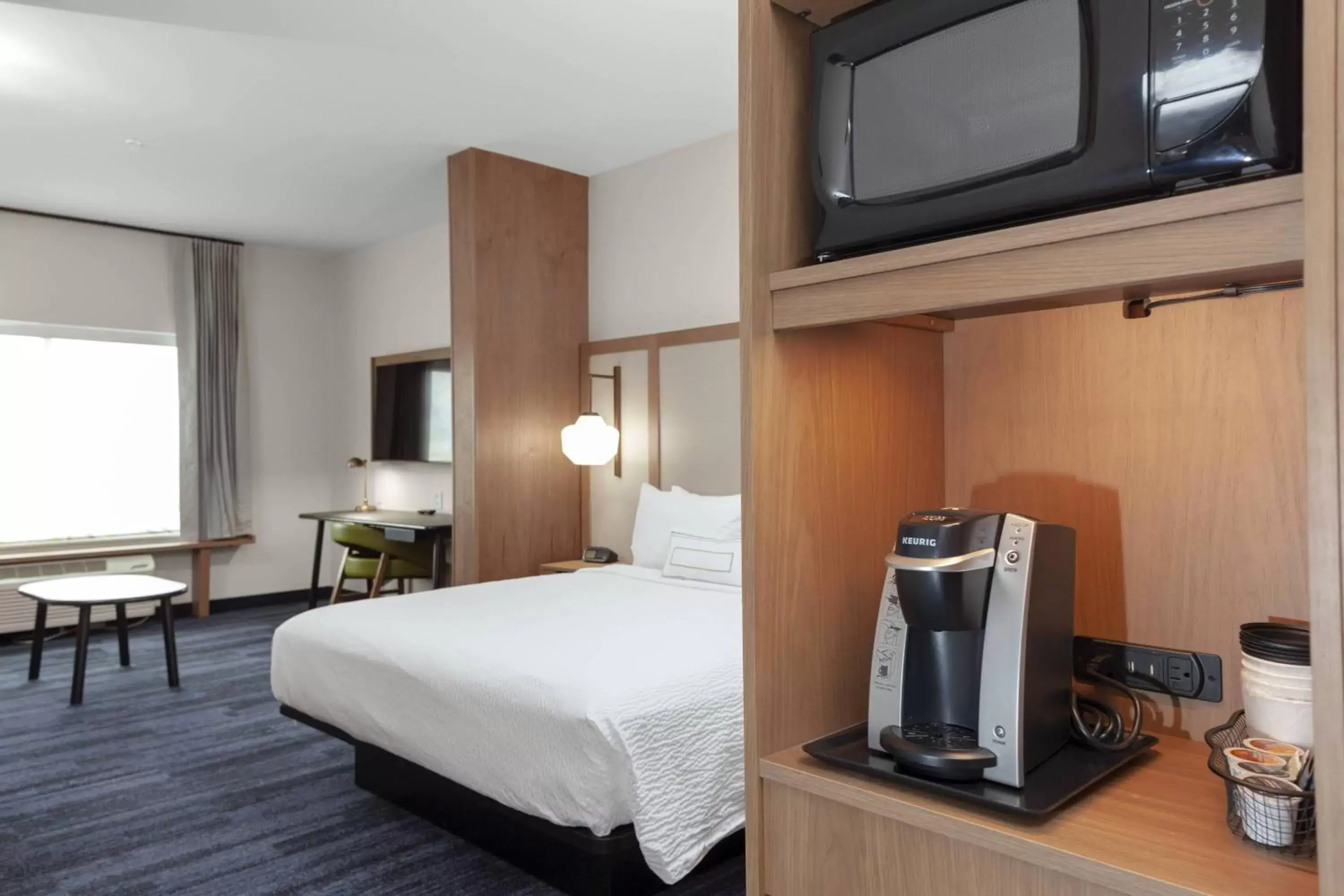 Bedroom, TV/Entertainment Center in Fairfield Inn & Suites by Marriott Fort Collins South