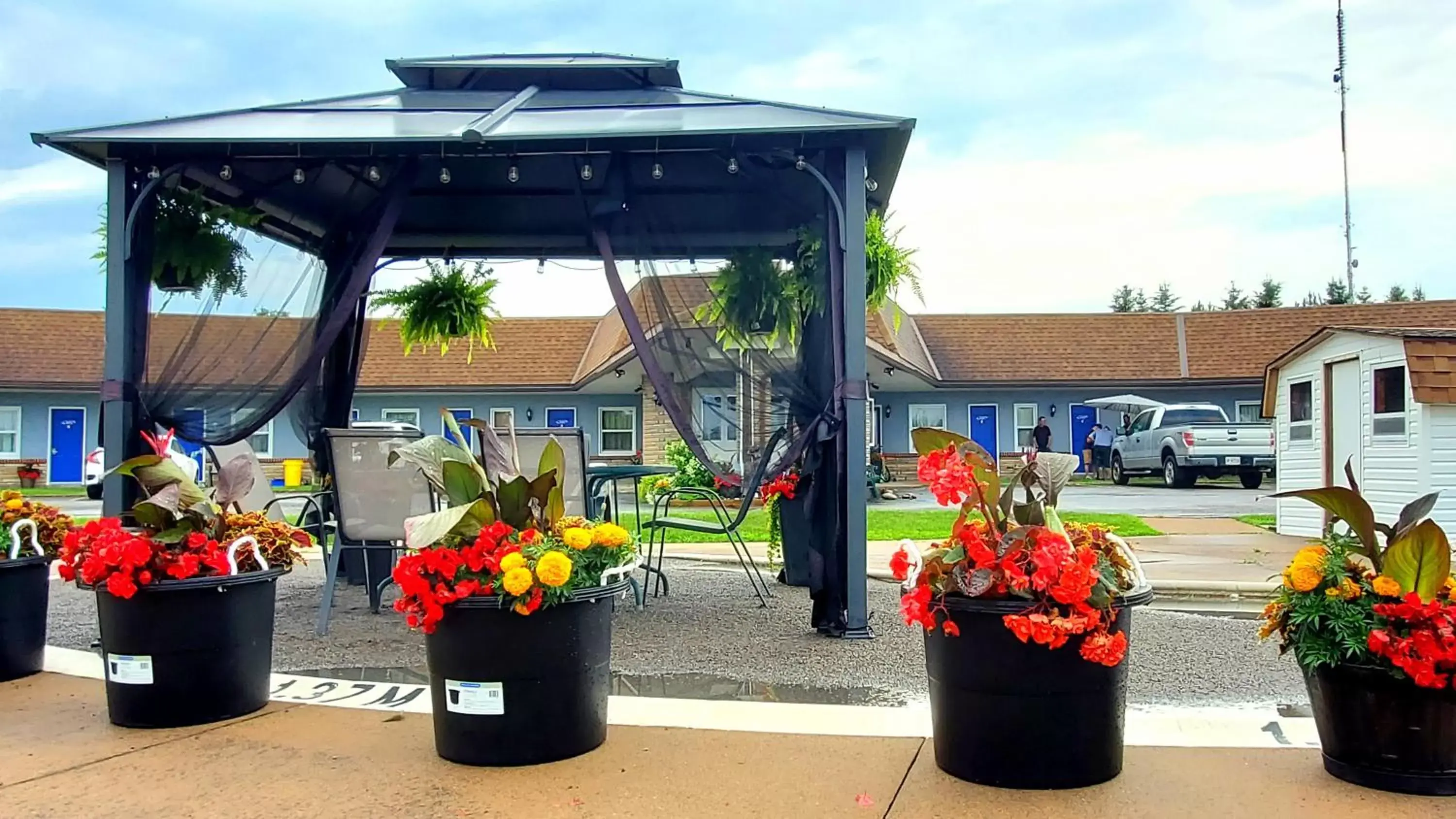 Property building in Knights Inn Colonial Fireside Inn Property building in Knights Inn Colonial Fireside Inn