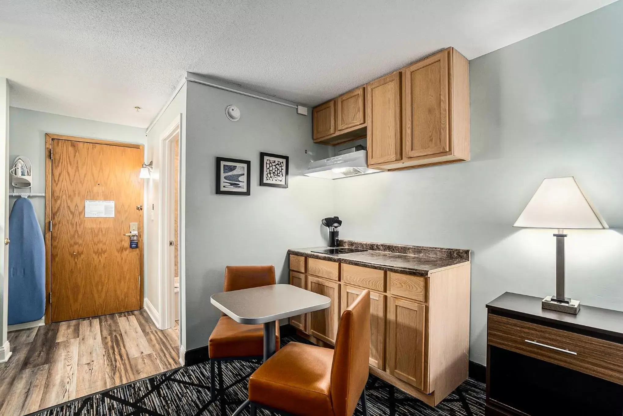 Bedroom, Kitchen/Kitchenette in Baymont by Wyndham Grand Haven