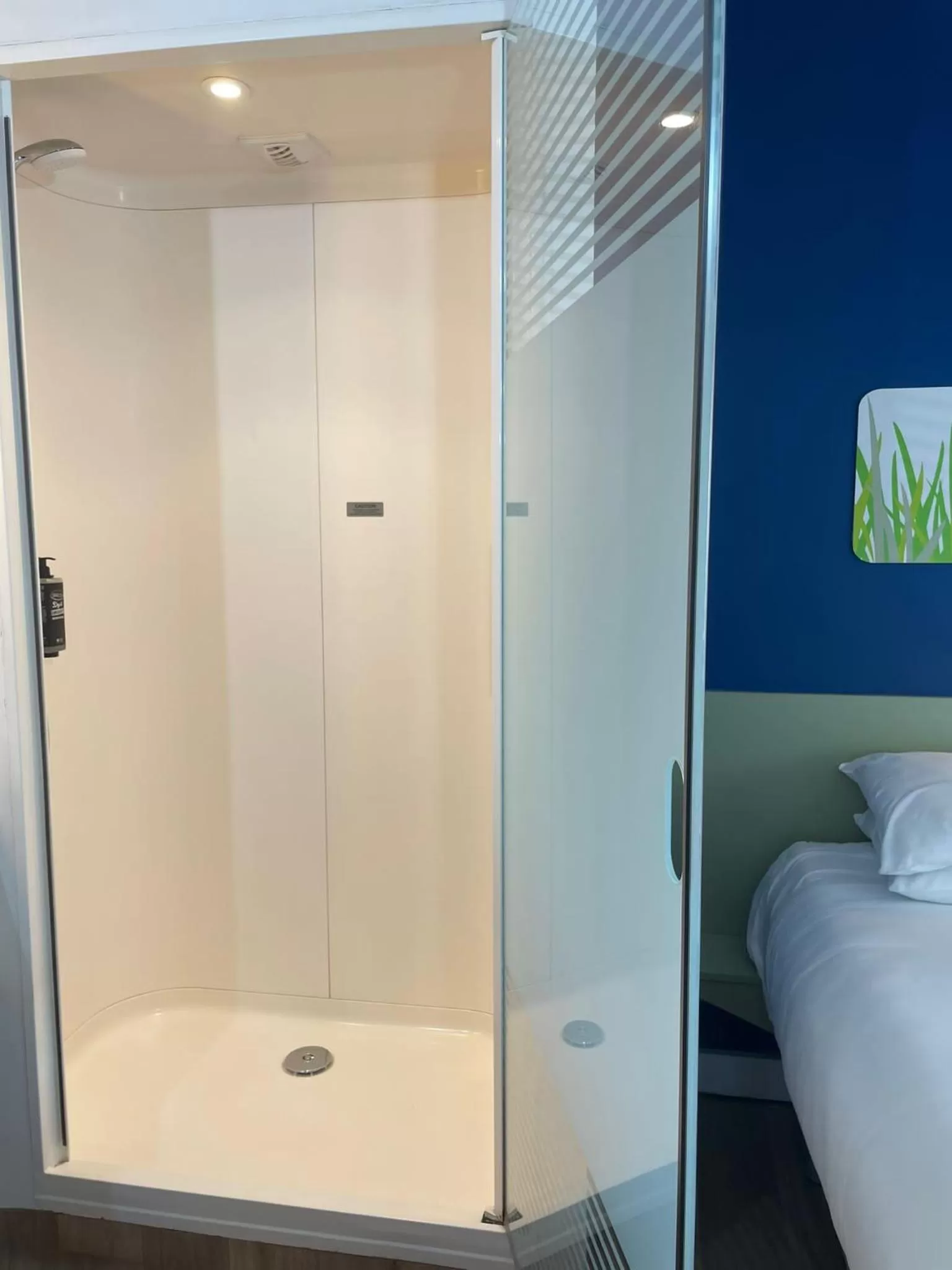 Bathroom, Bed in ibis budget Belfast City Centre