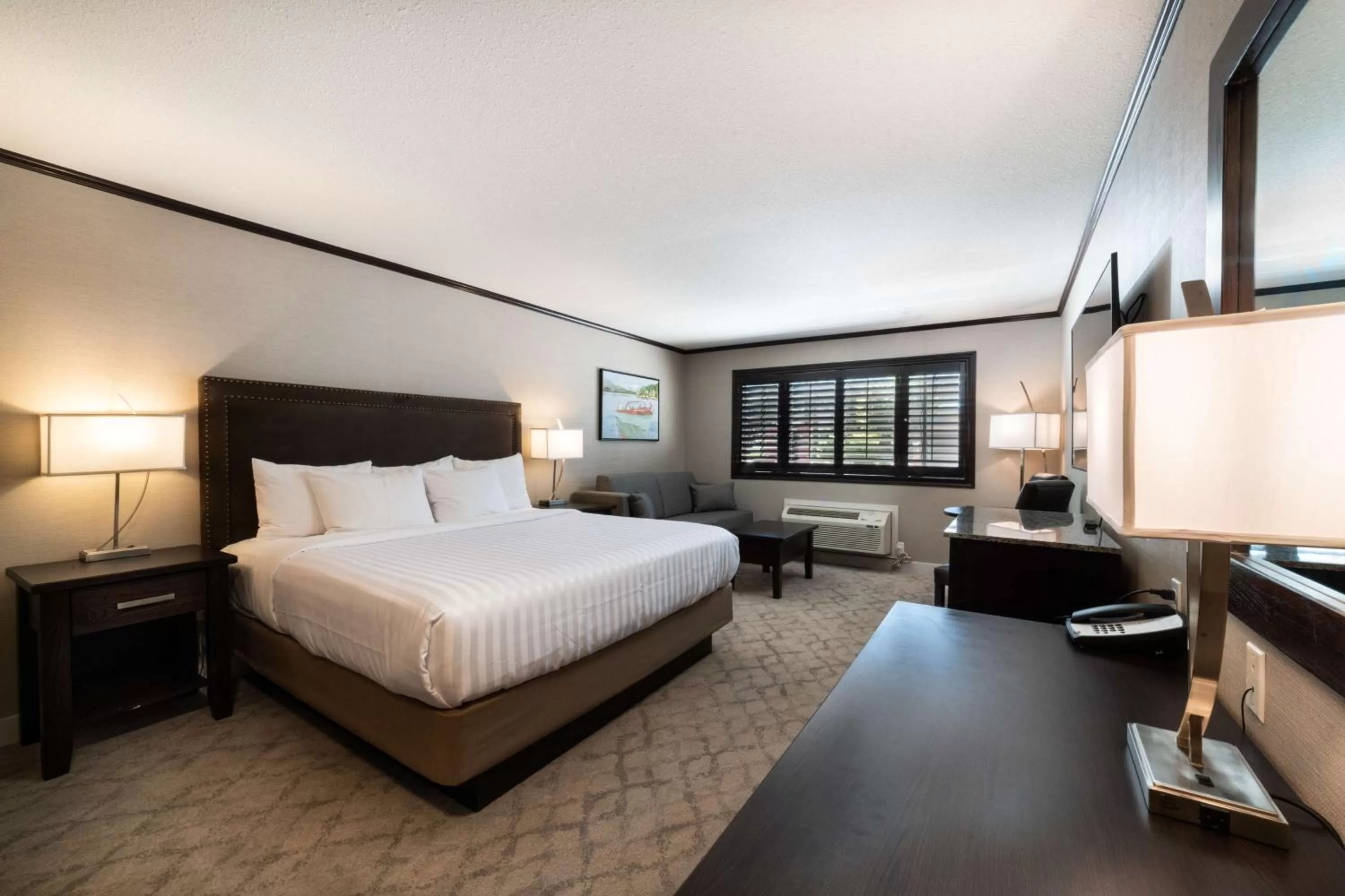 King Room with Roll In Shower - Mobility Access in Prestige Lakeside Resort, WorldHotels Elite