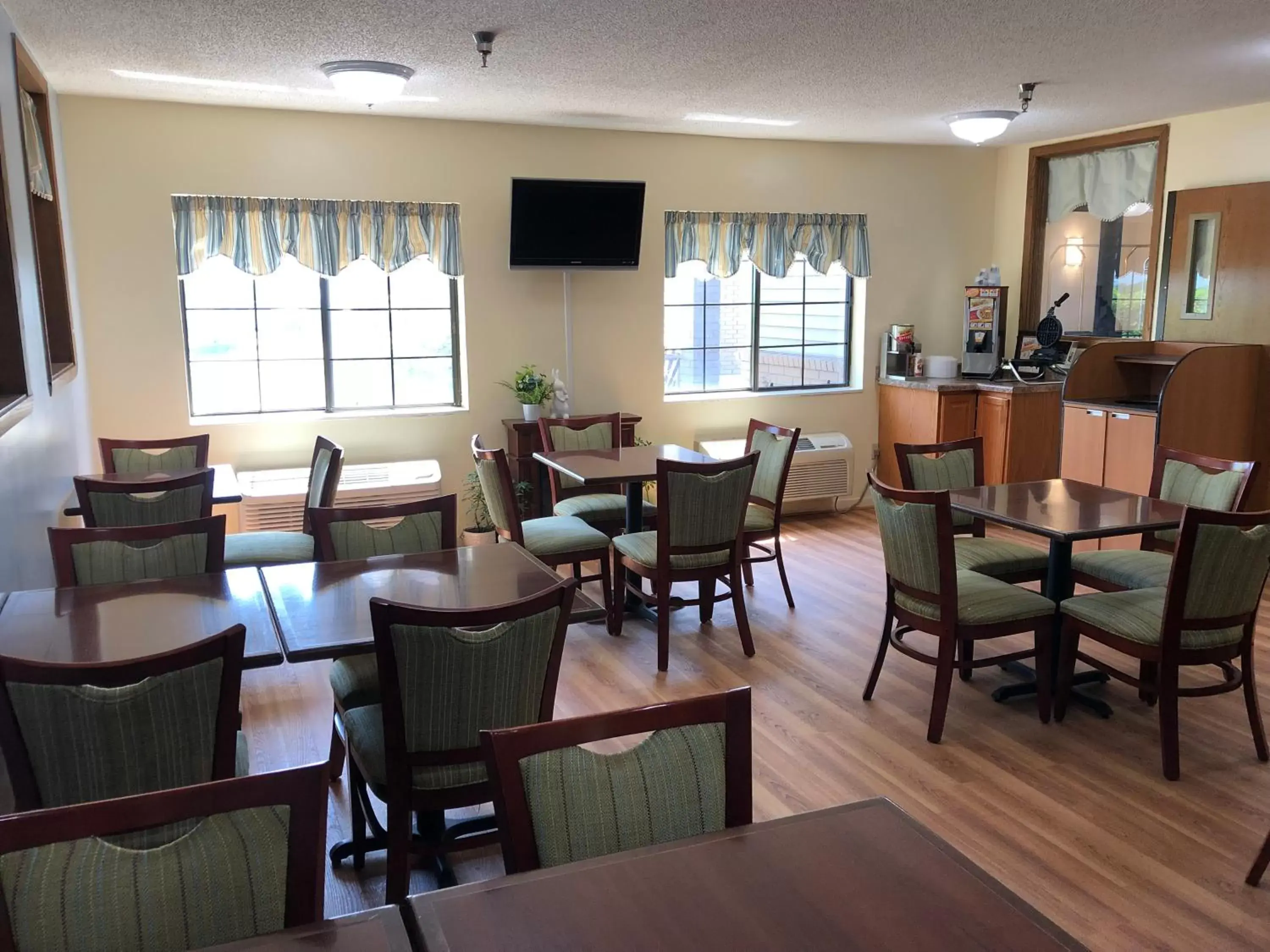 Restaurant/Places to Eat in Days Inn by Wyndham Iron Mountain