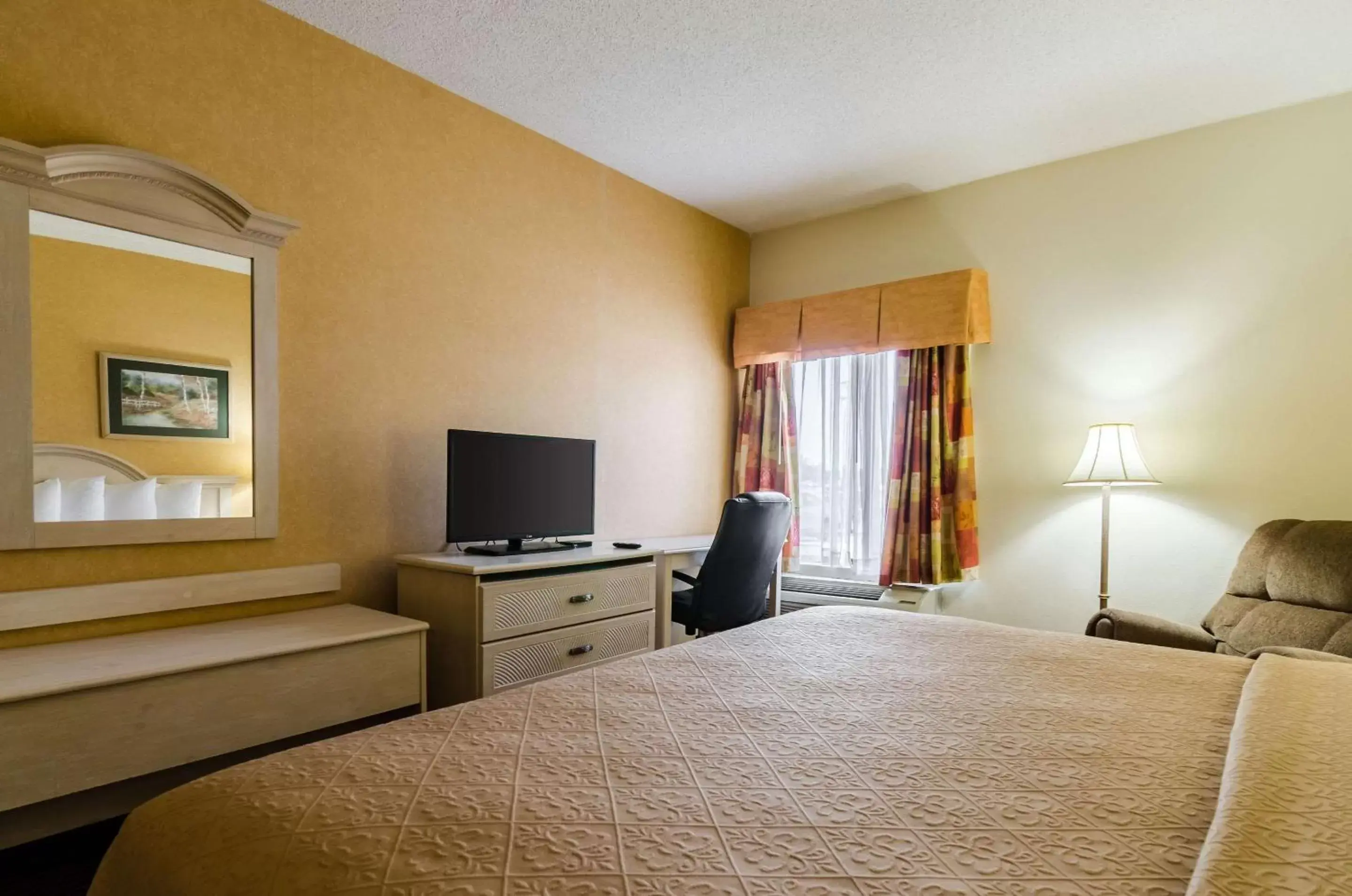 Photo of the whole room, Bed in Quality Inn & Suites Manhattan