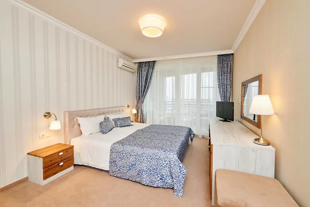 TV and multimedia, Bed in Penelopa Palace Apart Hotel & SPA