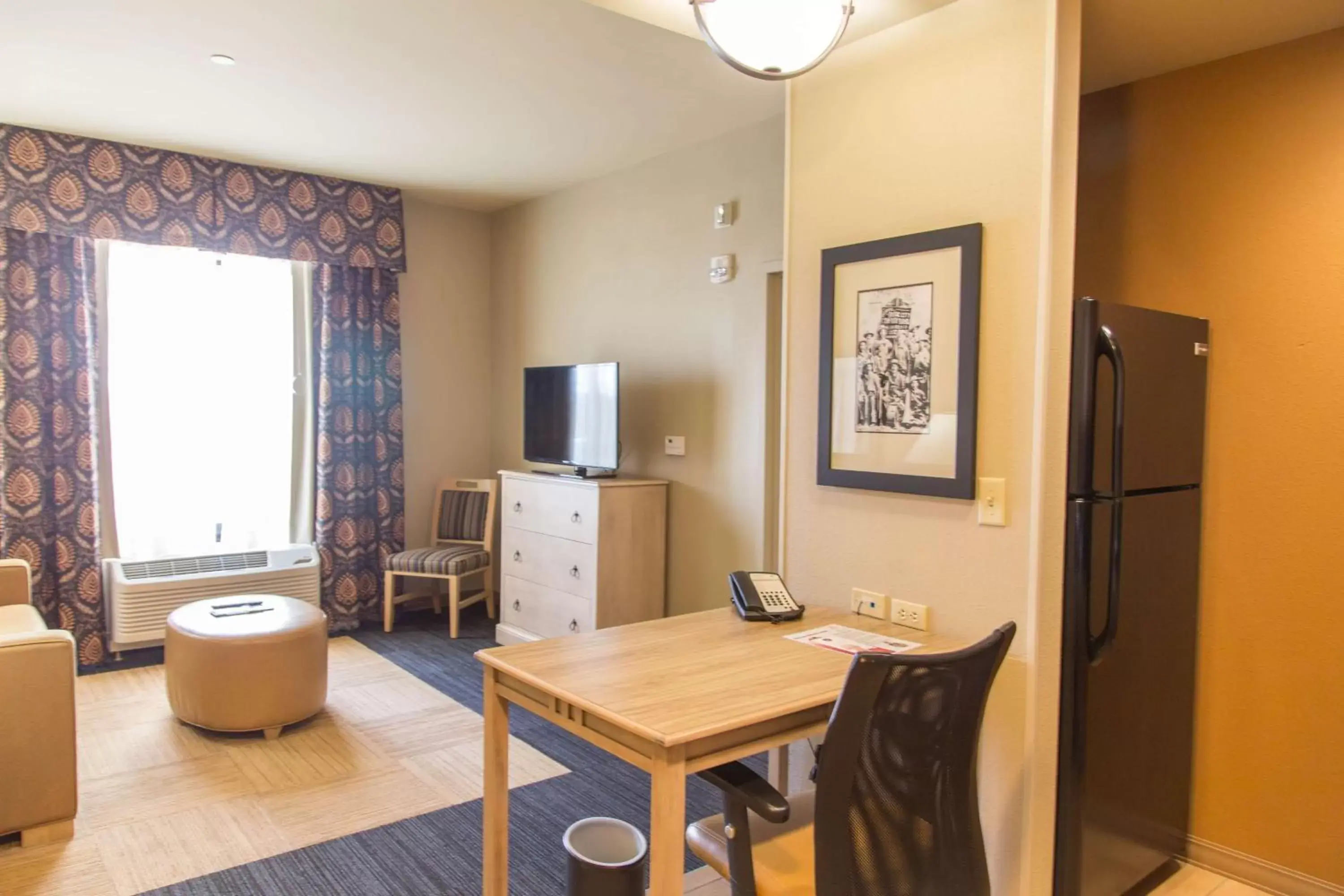 Bedroom, TV/Entertainment Center in Hampton Inn & Suites Dodge City