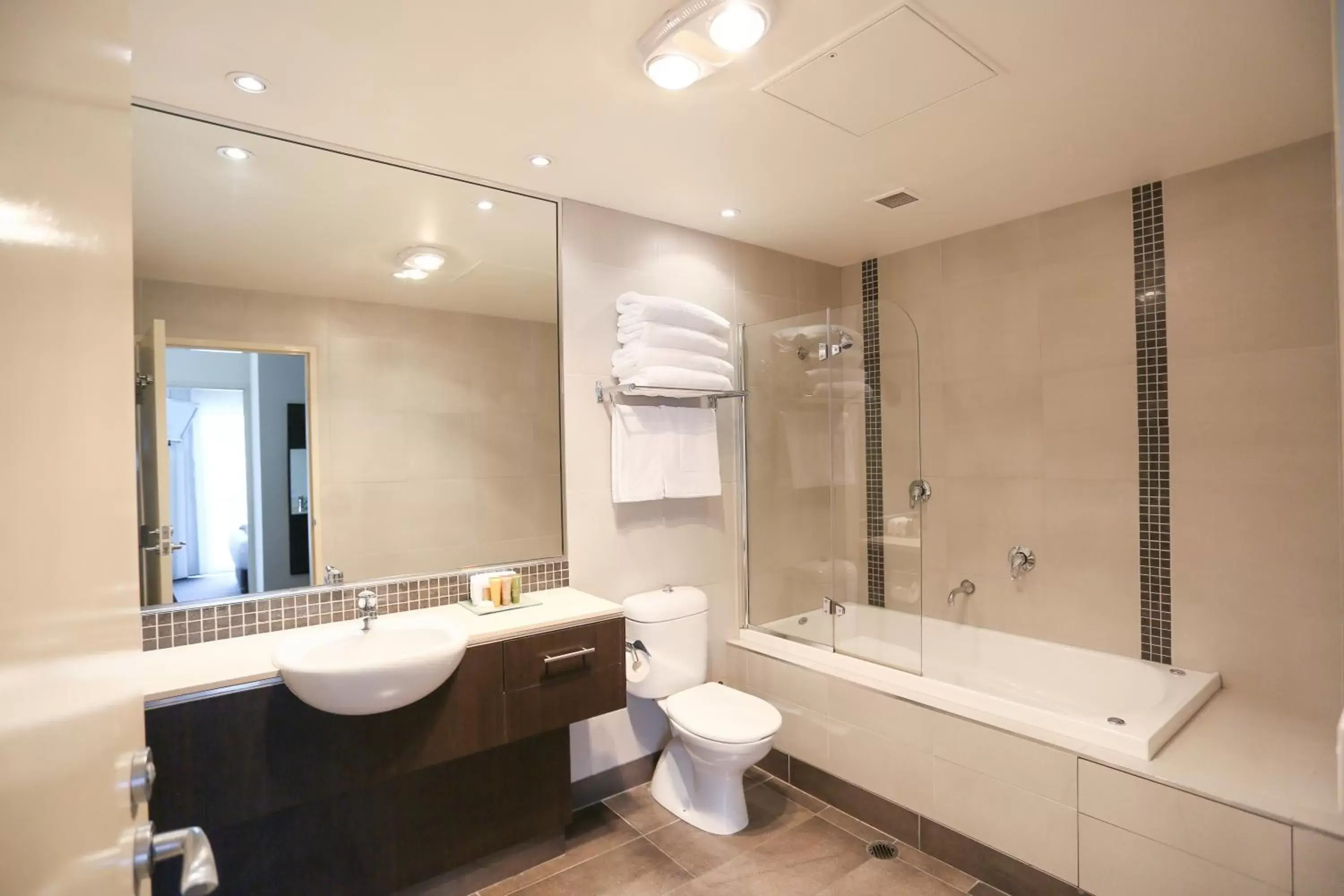 Shower, Bathroom in Best Western Plus Hovell Tree Inn