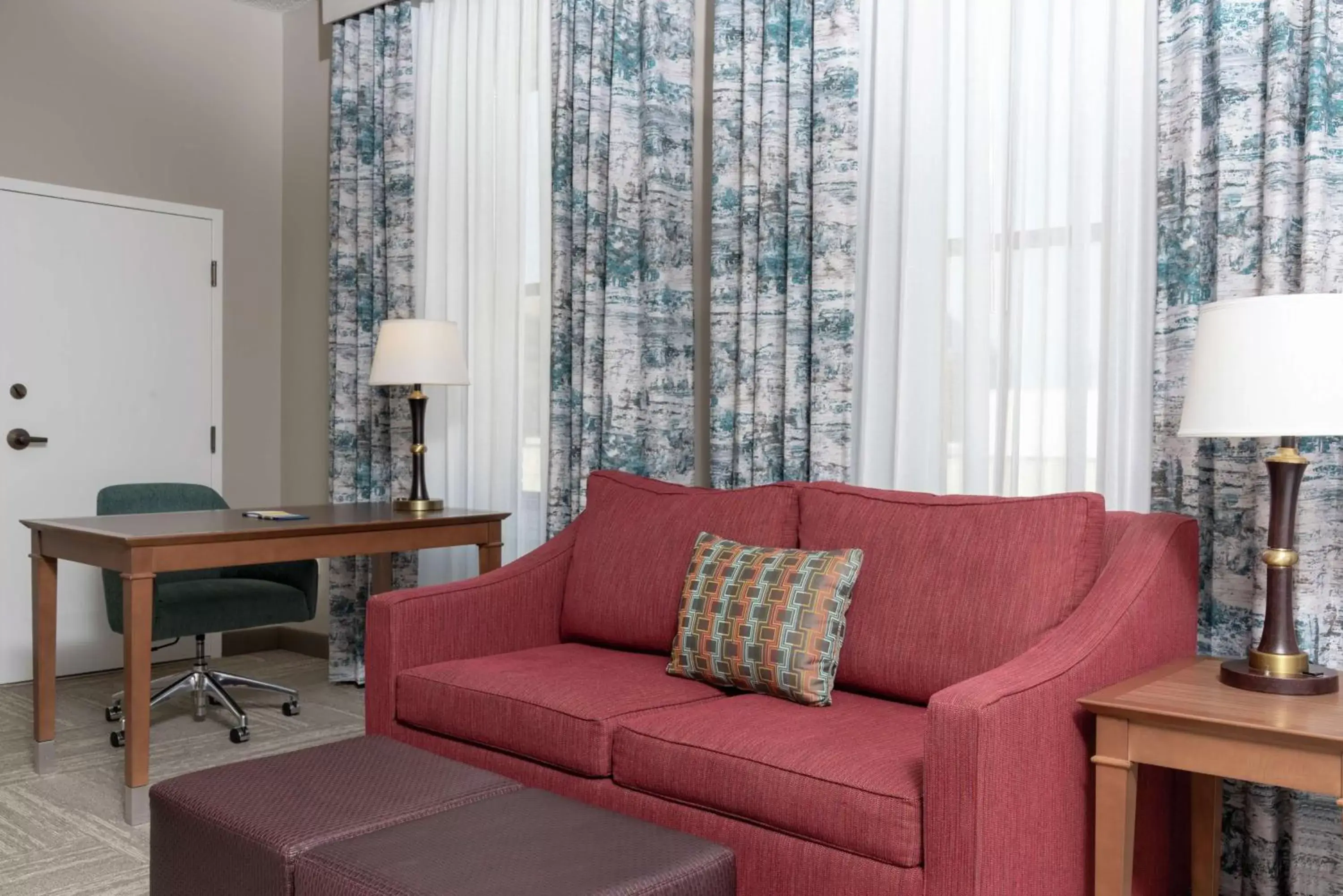 Bedroom, Seating Area in Hampton Inn Indianapolis Downtown Across from Circle Centre