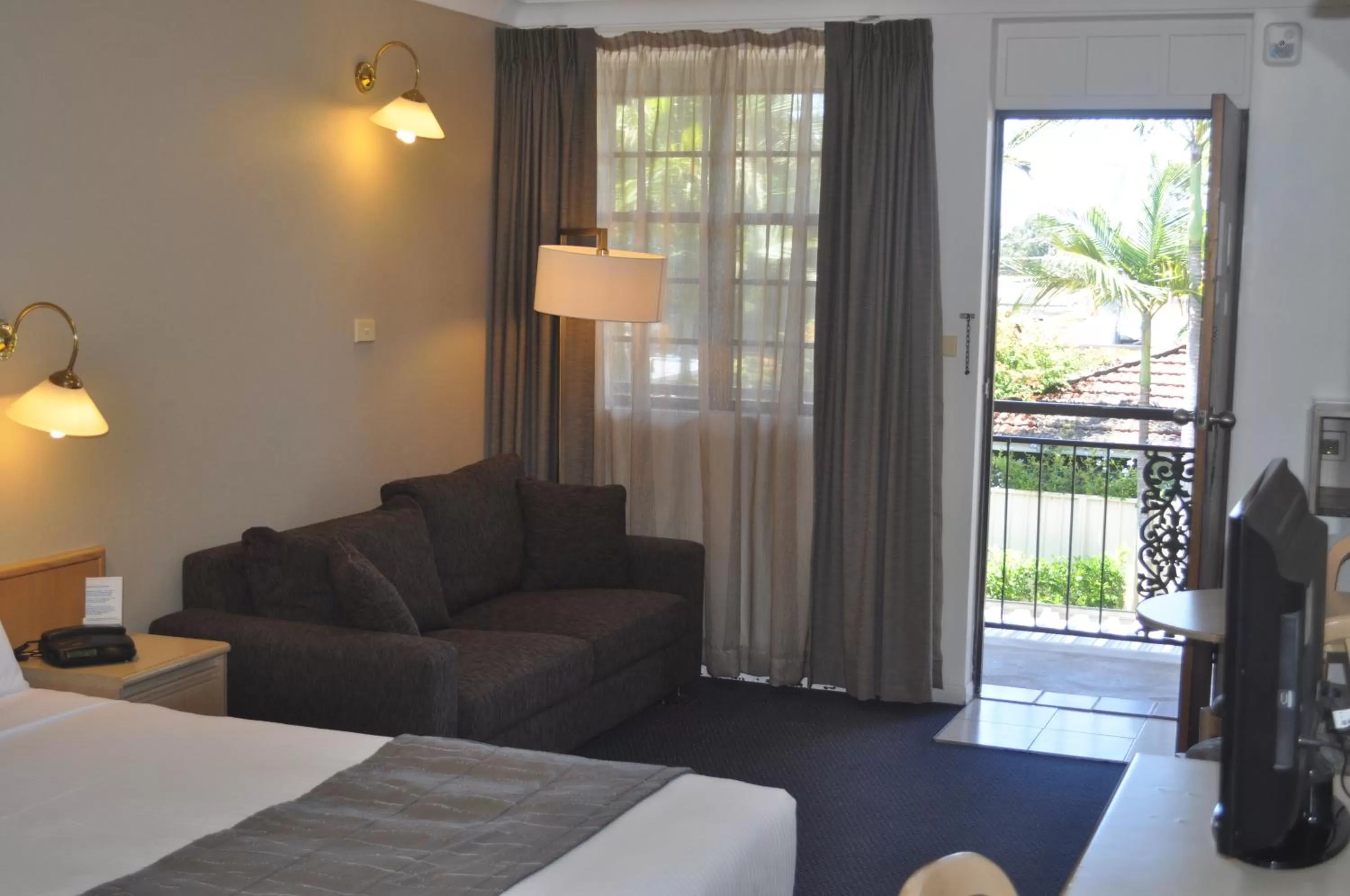 Photo of the whole room, Bed in In Town Motor Inn